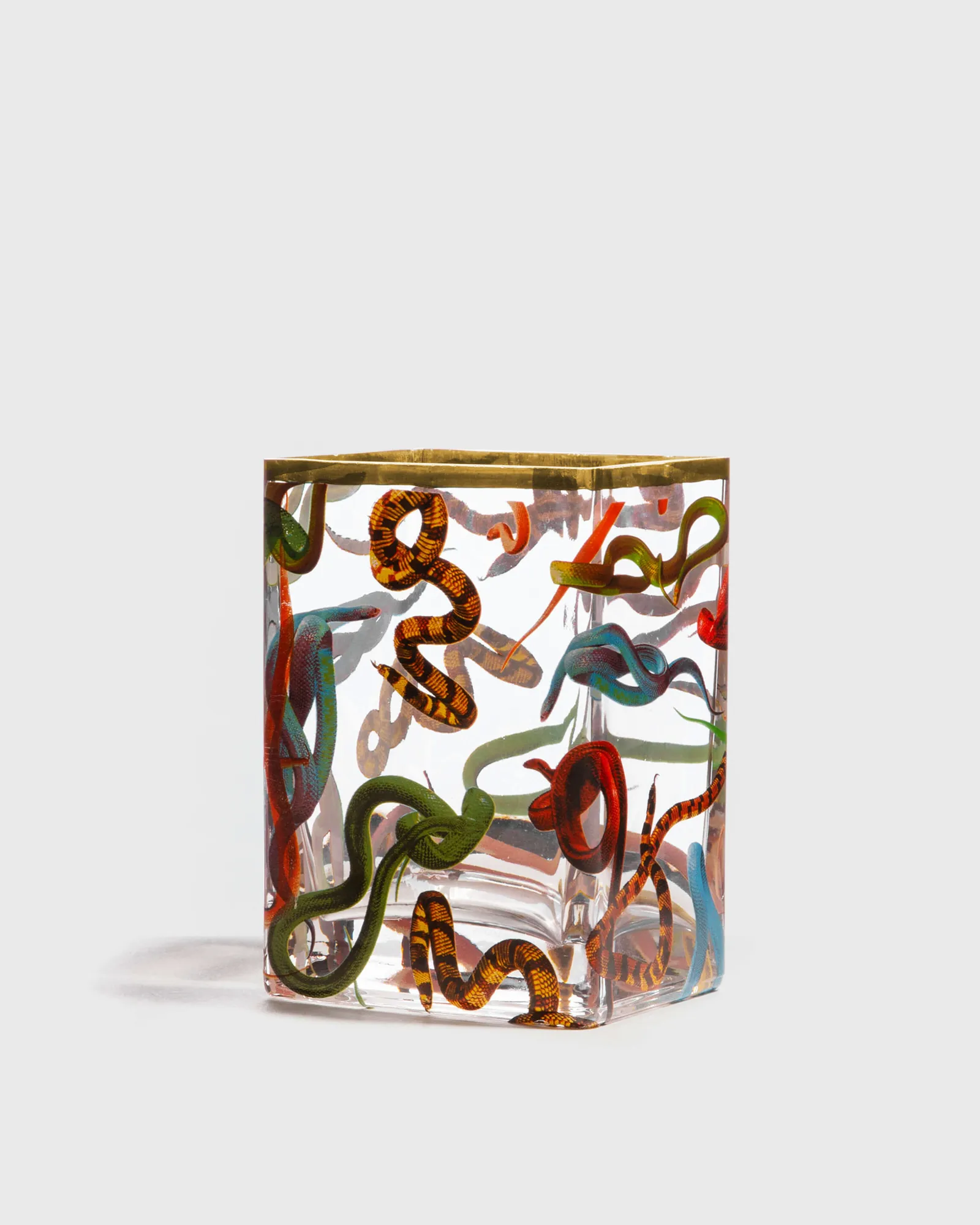 Papel higiênico Seletti com estampa de cobras em formato de vaso de vidro.