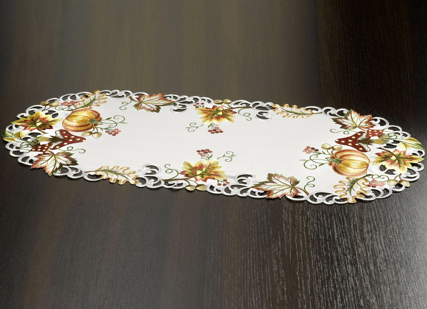 Tisch- und Raumdekoration mit herbstlichen Motiven