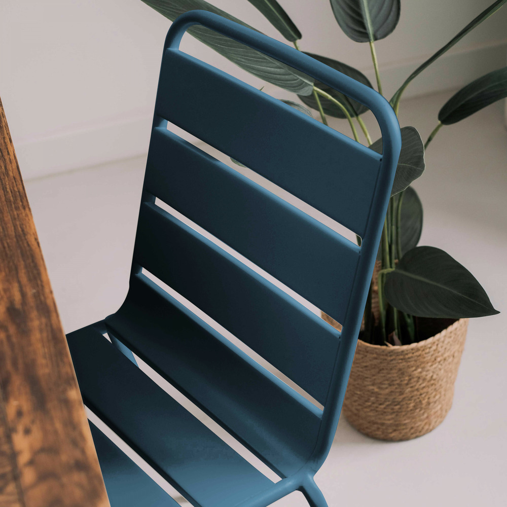 Chaise en métal bleu pacific