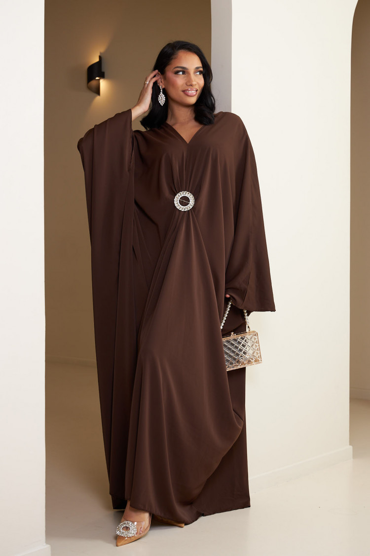 Abaya fluide marron à broche sur le milieu