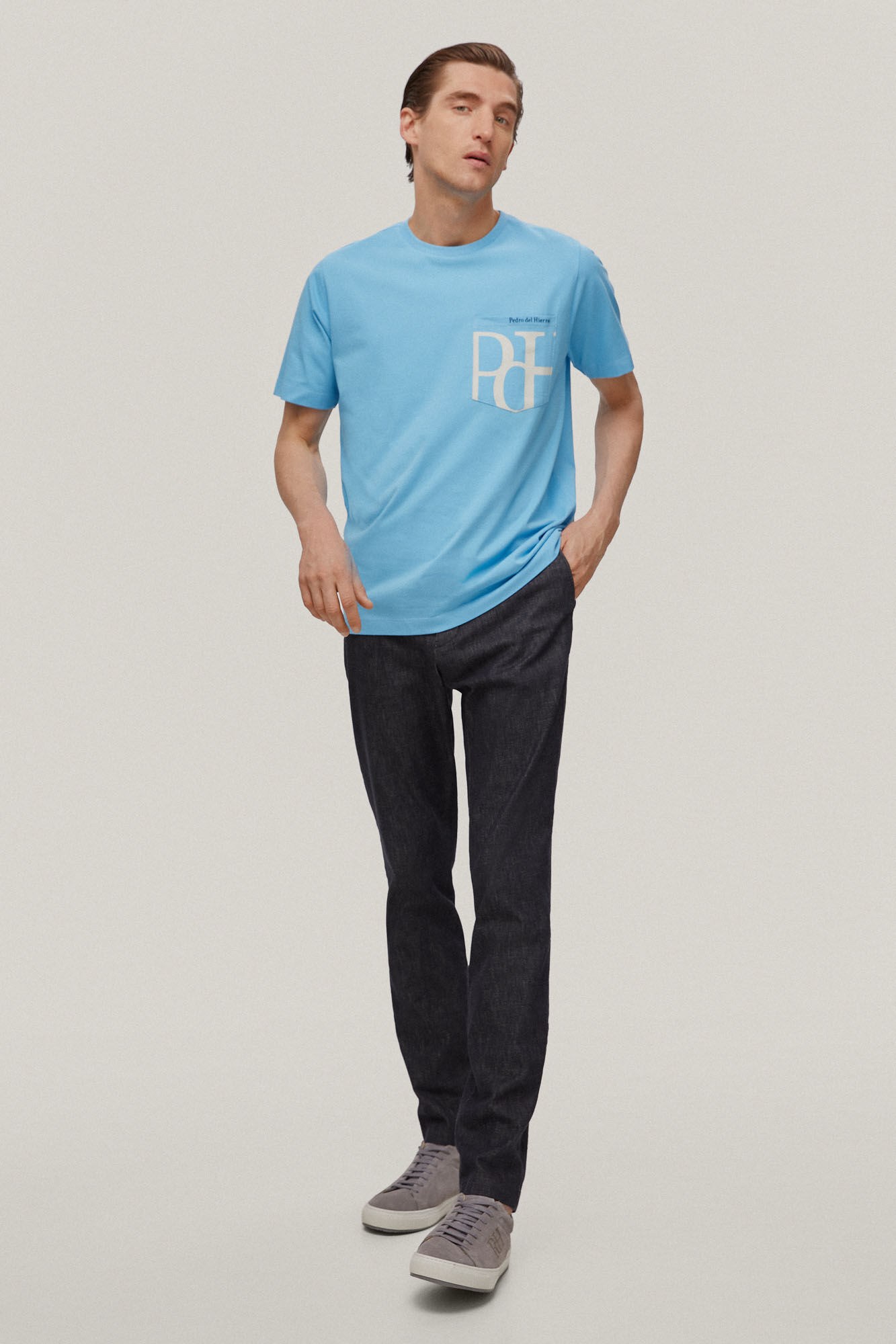 Camiseta com bolso e logo - Azul