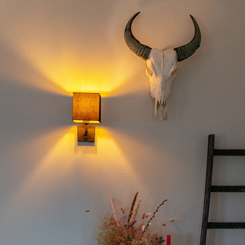 Wandlamp zwart met USB en vierkante zwarte kap - Combi 1