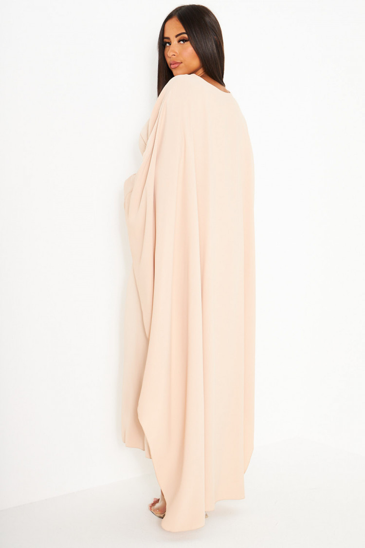 Robe beige ceinturée à empiècement cape