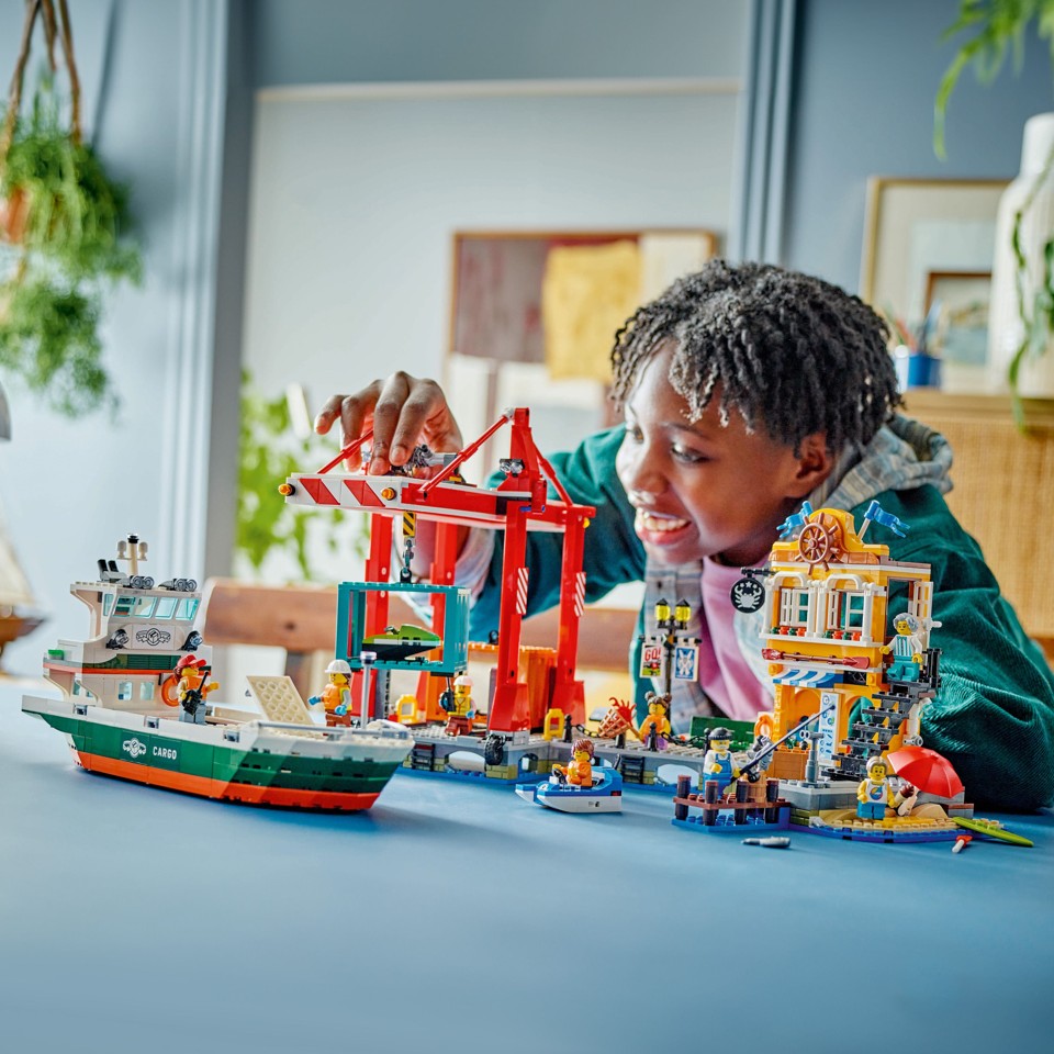 LEGO City - Havnefront med fragtskib (60422)