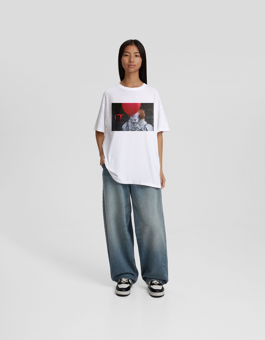 Camiseta de manga curta com estampa IT e modelagem quadrada