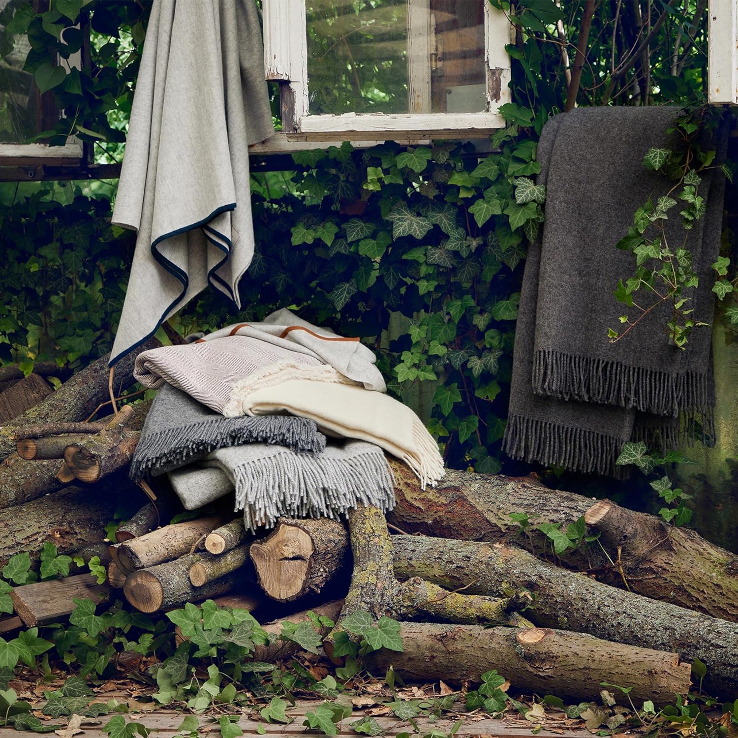 URBANARA 130x170 cm Wolldecke Alxa, 90% Merinowolle & 10% Kaschmirwolle, Hellgrau/Maron - Ideal als Überwurf Plaid Blanket Kuscheldecke Wohndecke für Sofa & Bett - Warme Winter-Decke