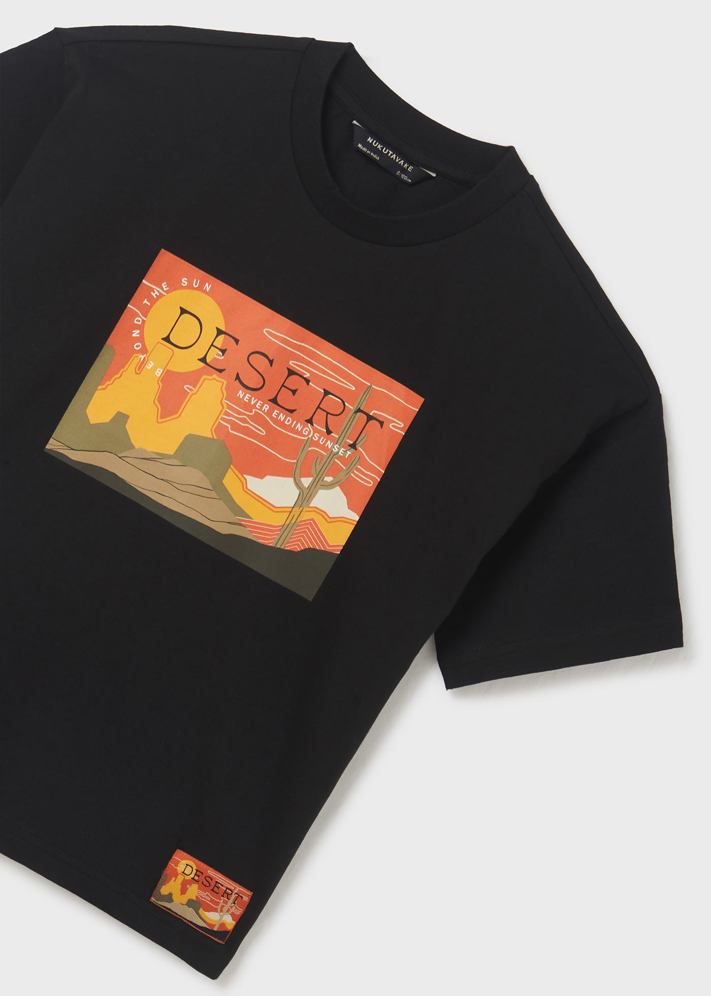 Camiseta infantil com estampa sustentável em algodão.
