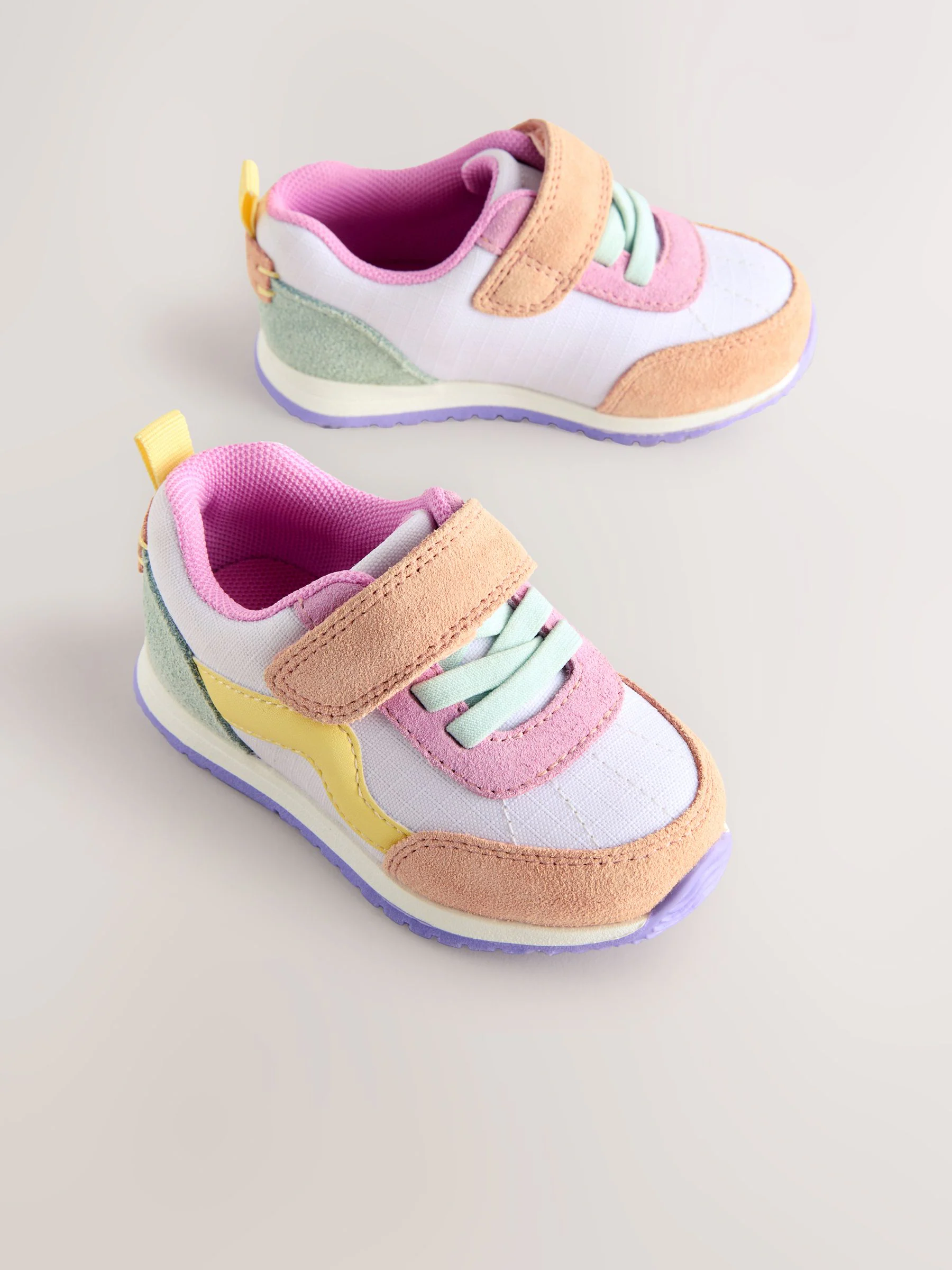 Met verschillende kleurvlakken - Eerste loopschoentjes: sneakers