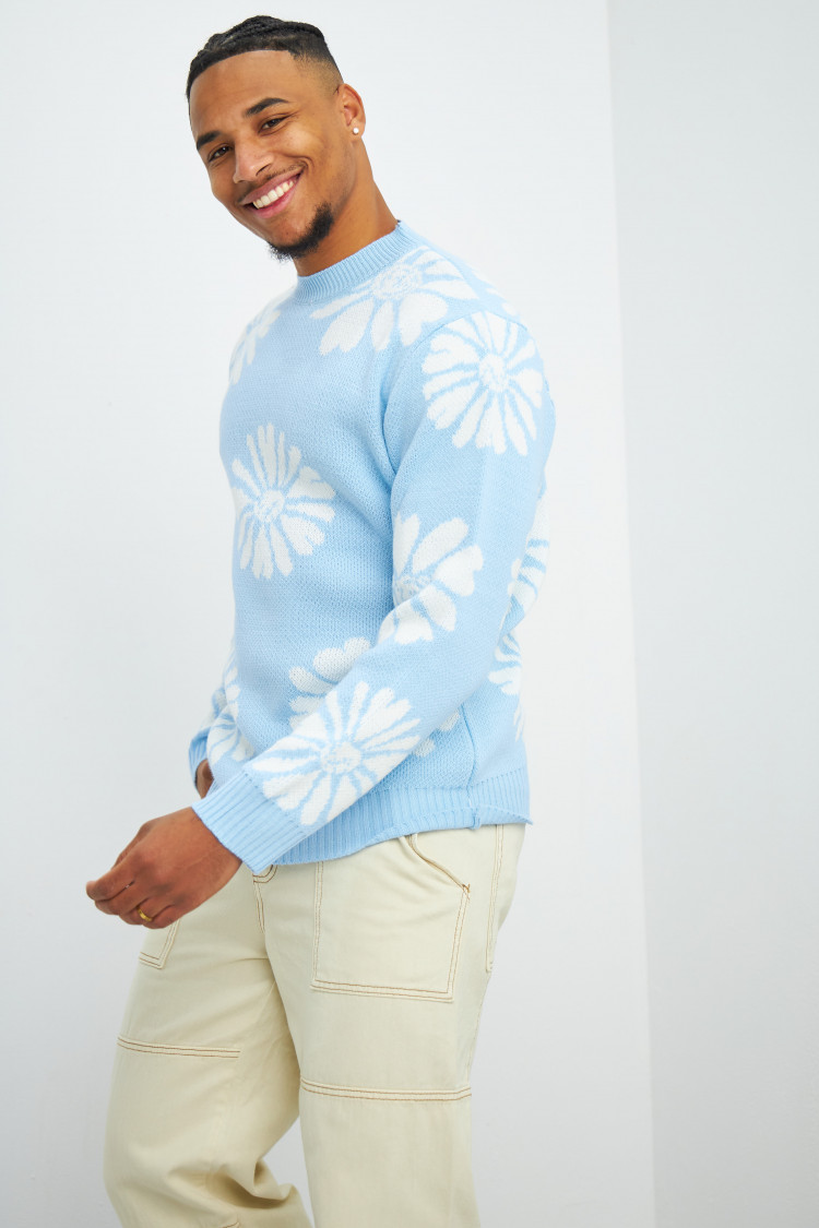 Pull bleu à motif fleur blanche