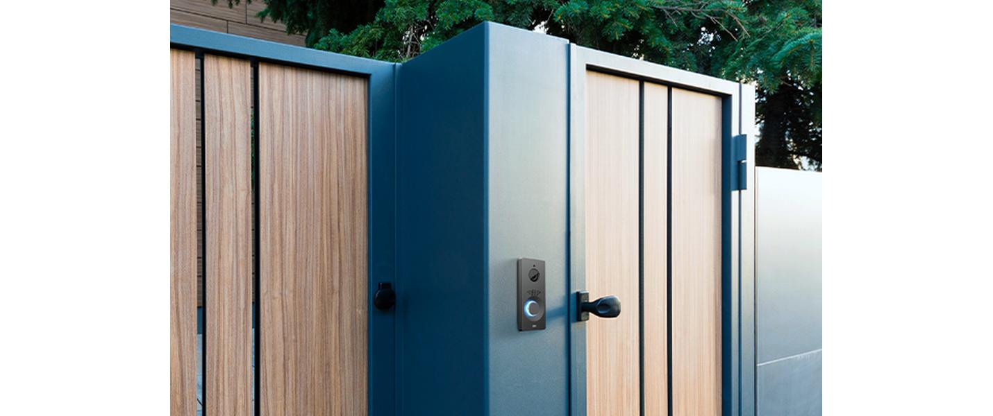 IP Türstation IP One Schwarz<br>Eine Familie. Ein Haus. Eine intelligente Türsprechanlage