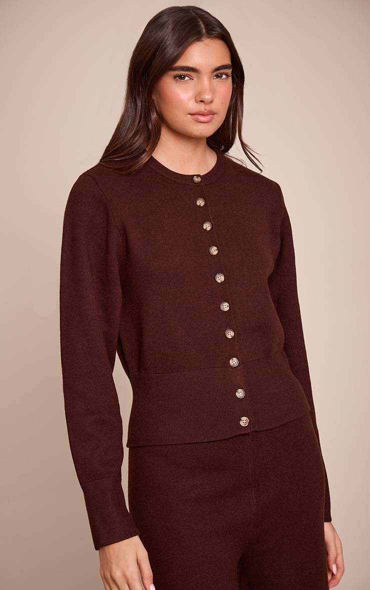Chocolat Cardigan En Maille Compacte Douce Avec Détail De Patte De Boutonnage