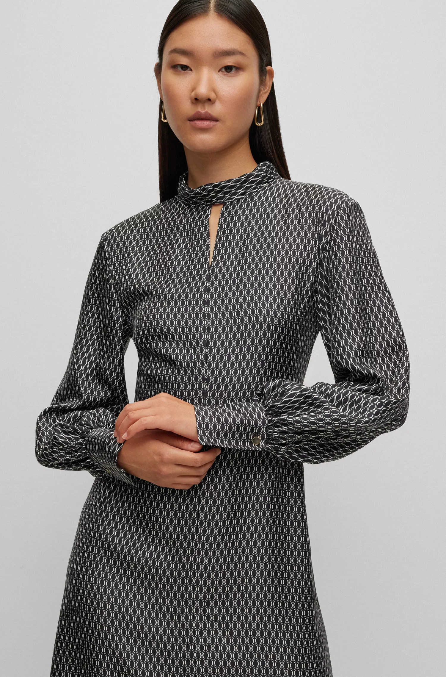 Vestido BOSS Camel de mangas compridas em seda estampada