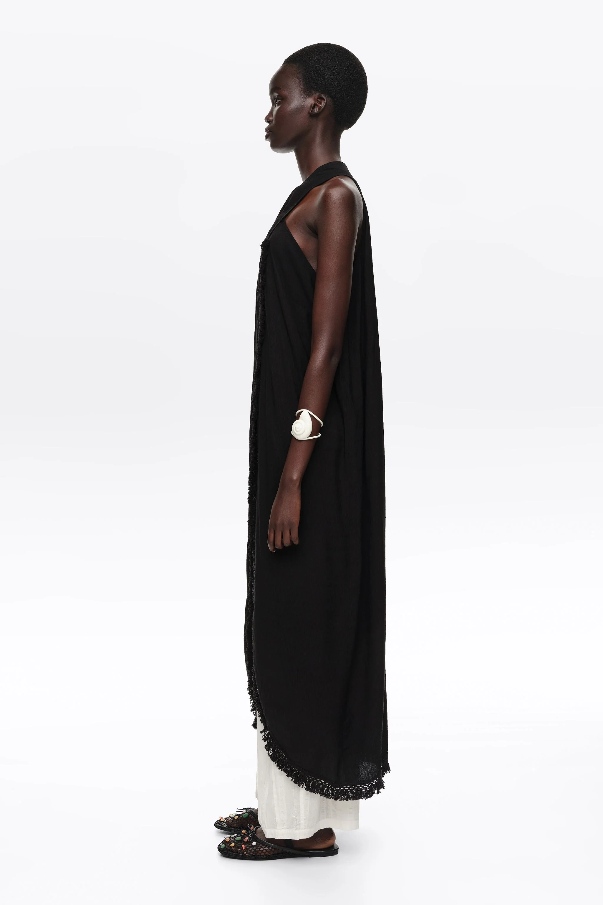 Vestido midi preto com franjas e amarração