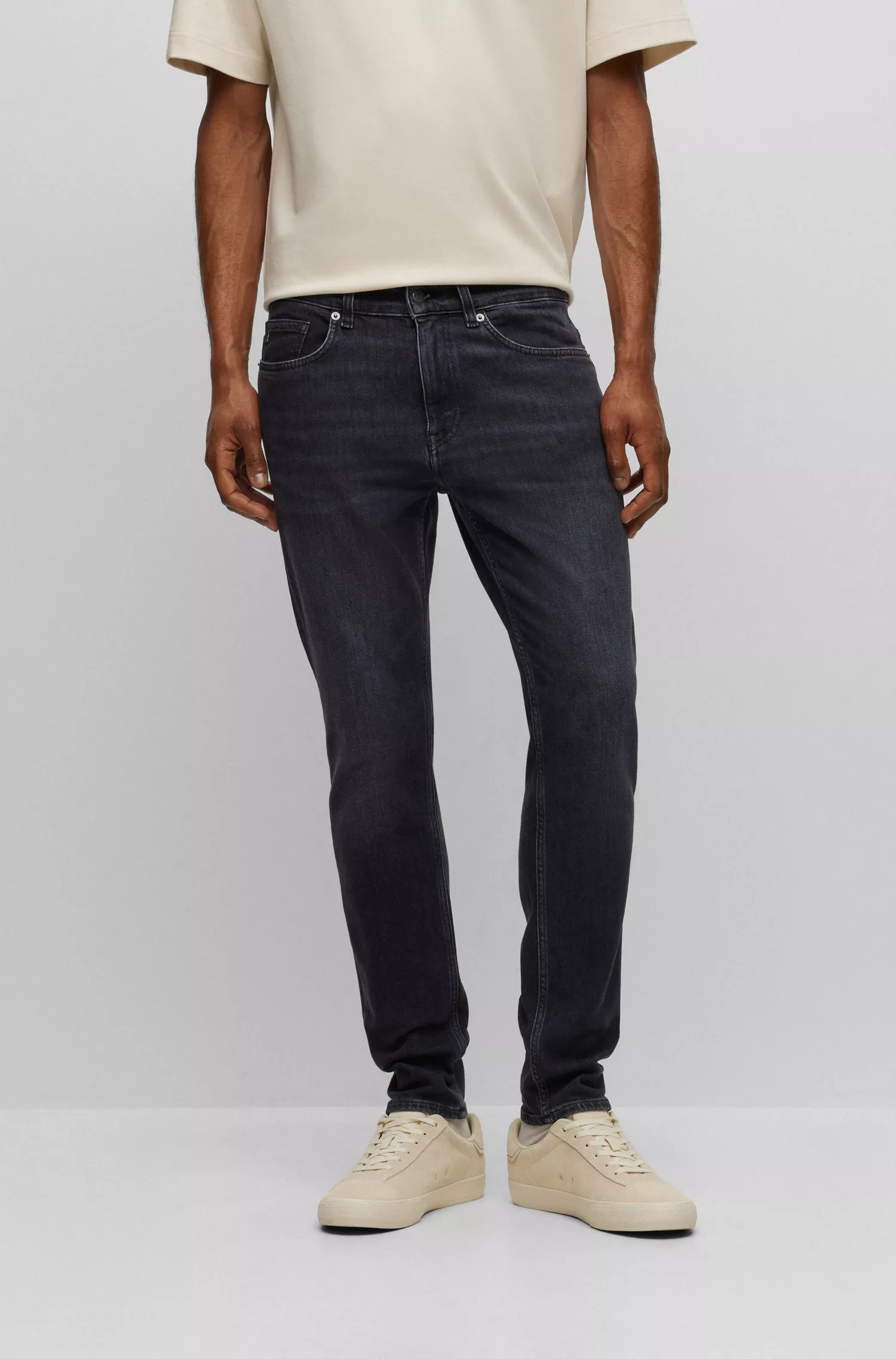 Calça jeans BOSS preta, corte slim, em denim preto lavado com elasticidade confortável.