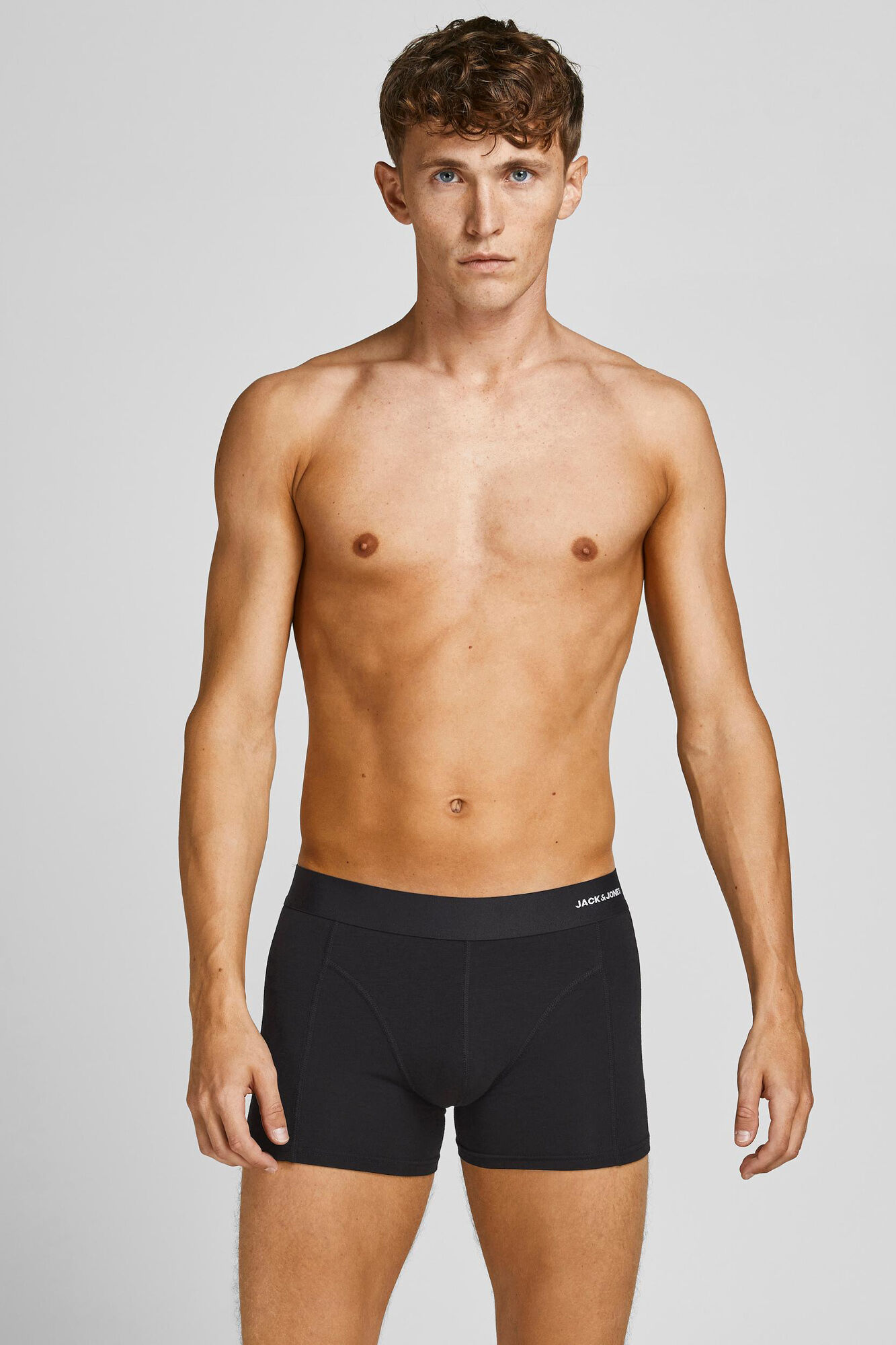 Pacote com 3 cuecas boxer com logotipo.