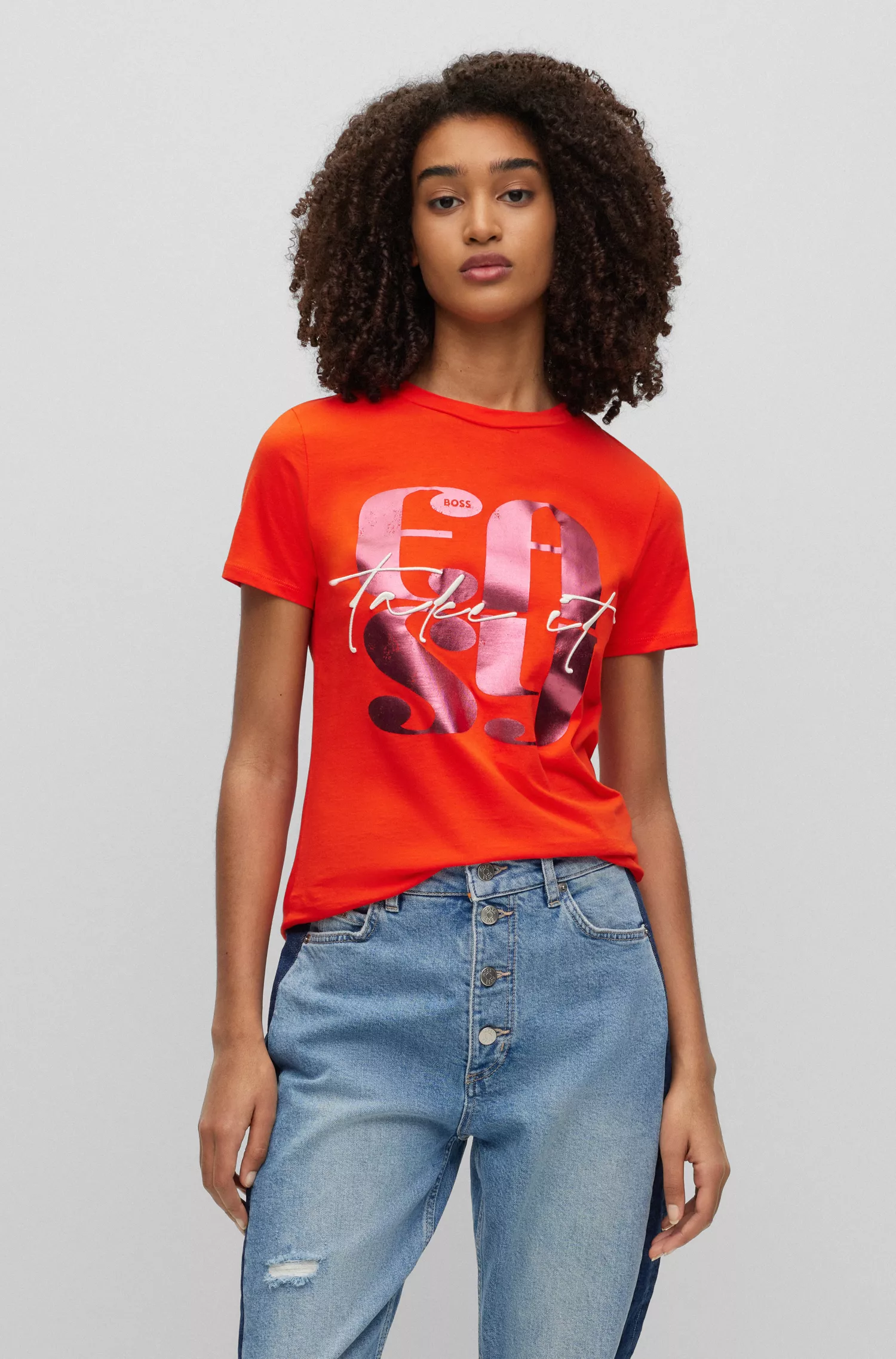 Camiseta BOSS preta de algodão orgânico com estampa sazonal.