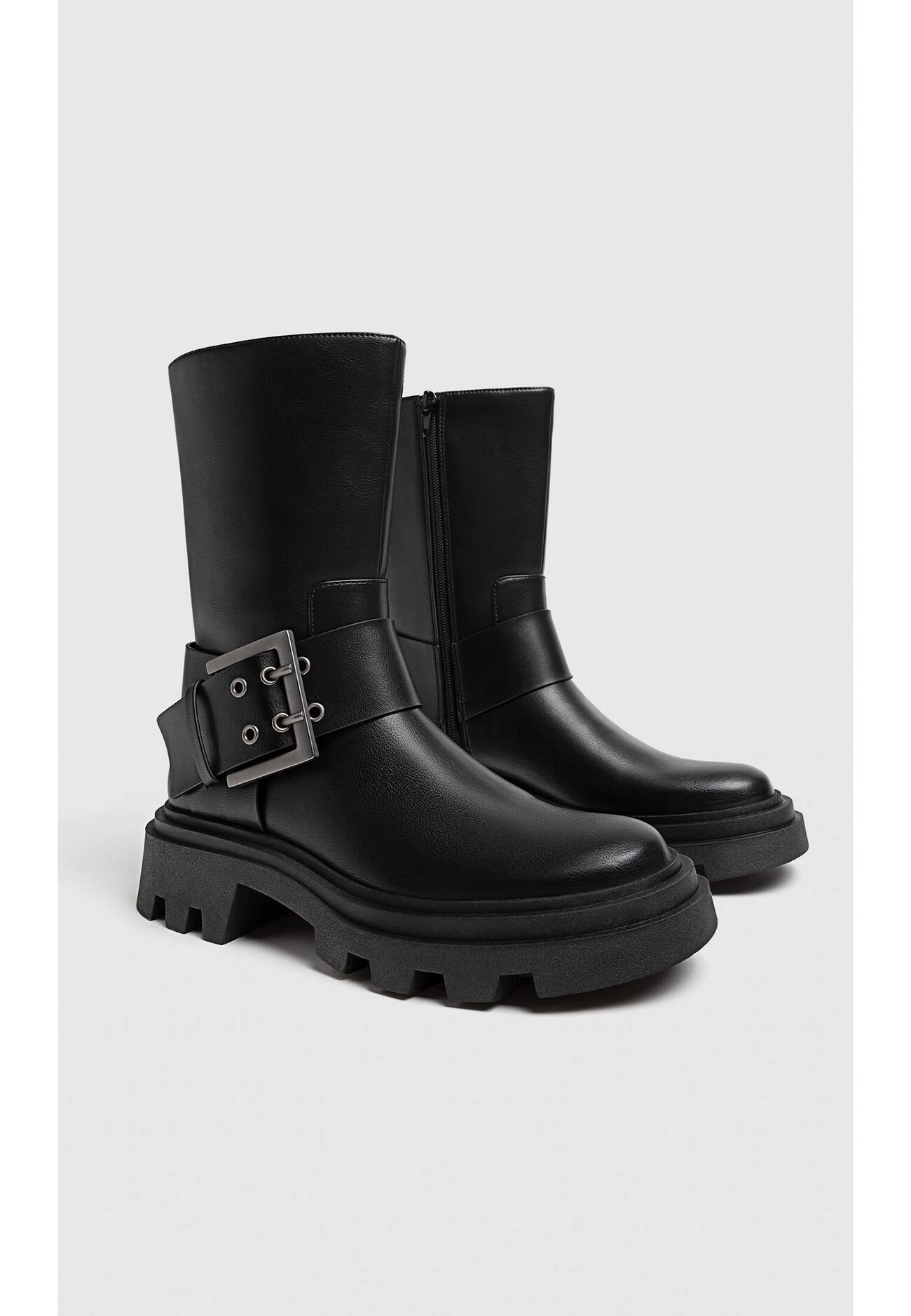 Botas de cano curto sem salto com fivela grande