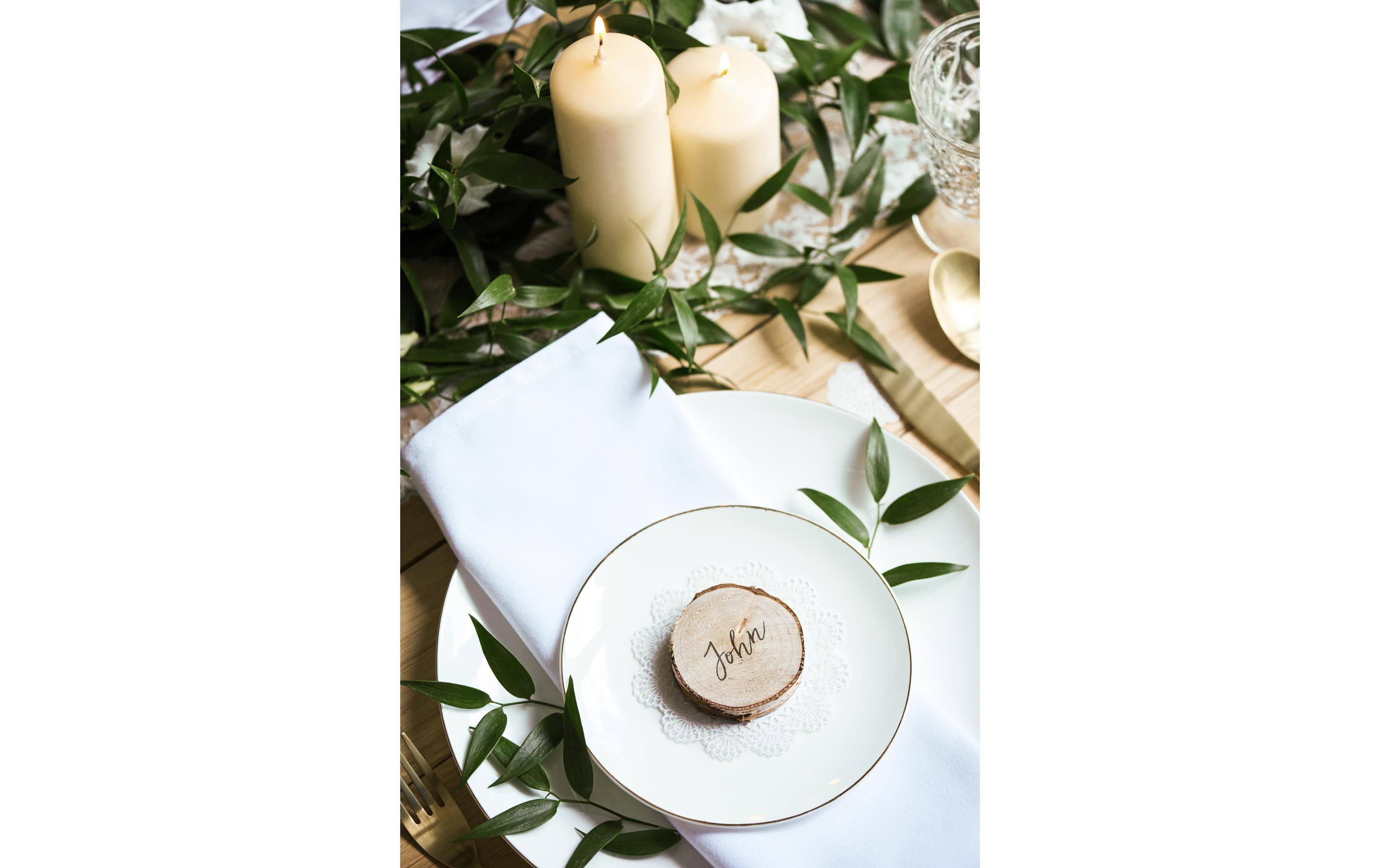 Tischkarte Holzscheibe Ø 4.5-6.5 cm H: 1 cm, 20 Stück, BraunPlatzkarte für den gedeckten Tisch an der Hochzeit und Festen wie Geburtstagspartys oder Silvester