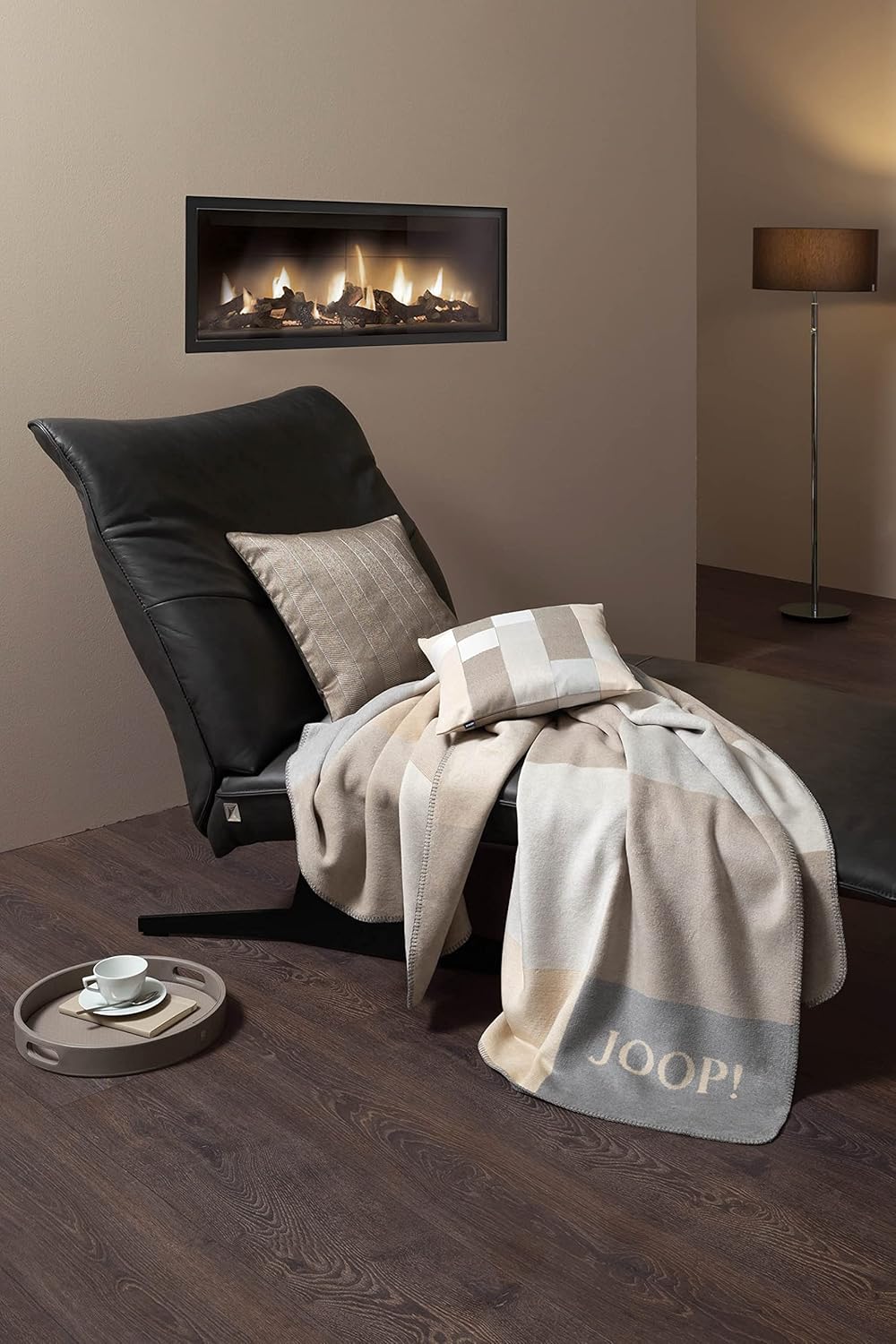 Joop!® Mosaic Kuscheldecke I samt-weiche Wohn-Decke in Sand-Rauch I Sofadecke aus Baumwollmischgewebe | Tagesdecke 150x200cm | nachhaltig produziert in Deutschland I Öko-Tex Standard 100