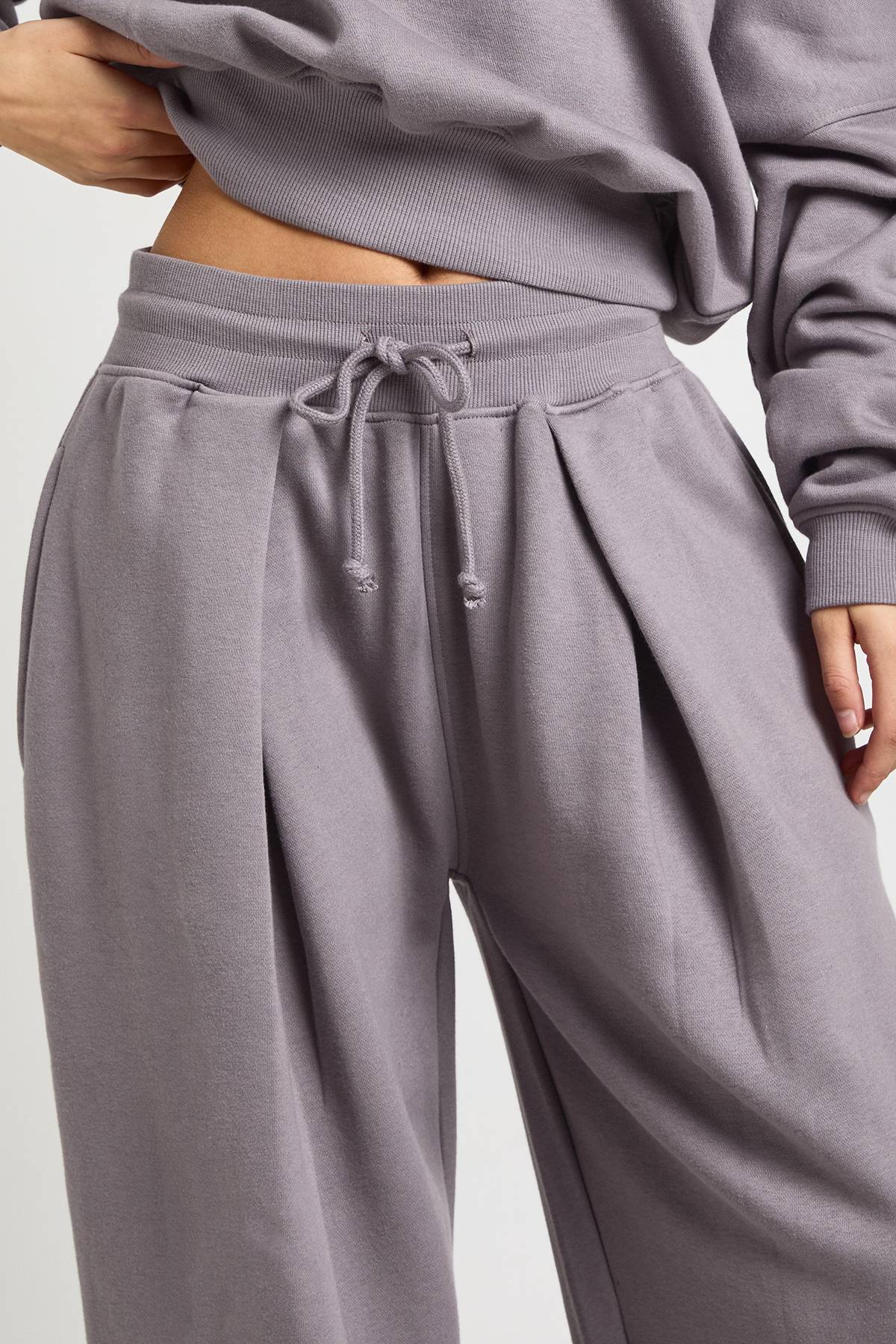 boohoo Ensemble de Survêtement Sweat à Épaules Dénudées et Jogging Plissé