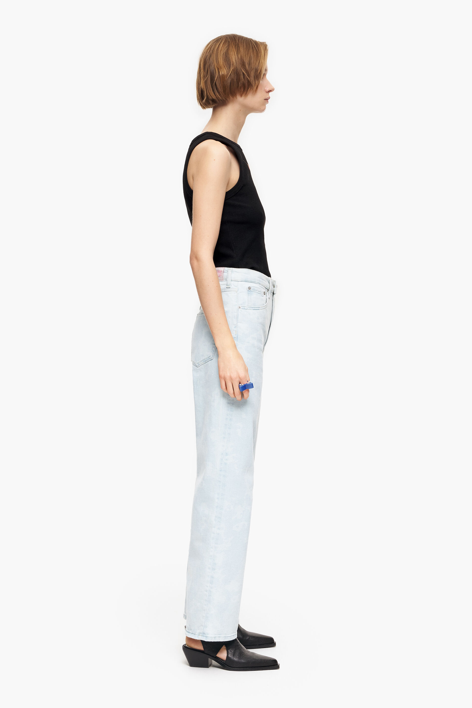 CALÇA RETA CROPPED - Calça jeans de corte reto com estampa camuflada de panda em tom azul lavado.