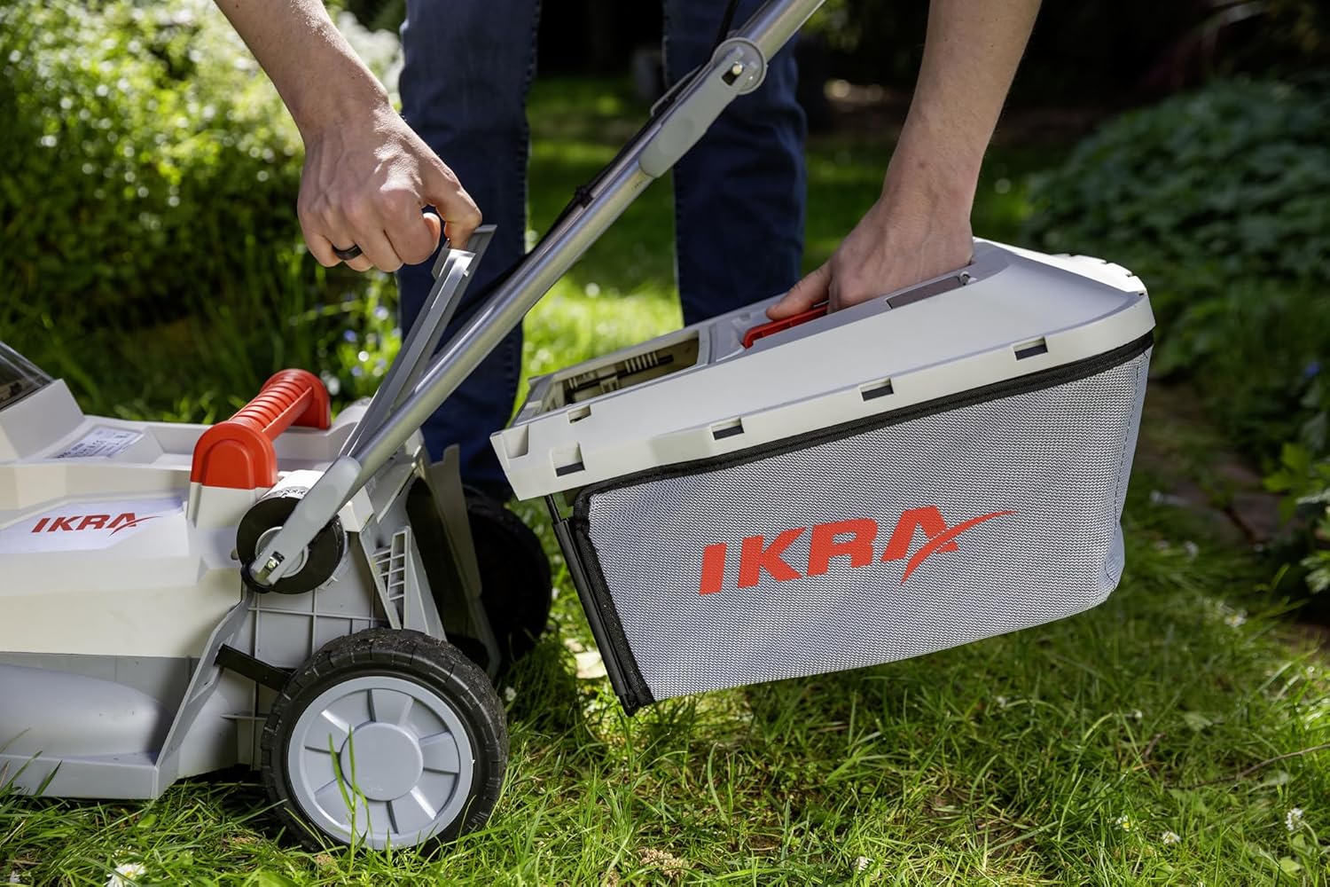 IKRA Akku Rasenmäher Mulchmäher ICM 2033 inkl. Akku, Ersatzakku & Ladegerät, platzsparende Lagerung, Rasenflächen bis 150m²