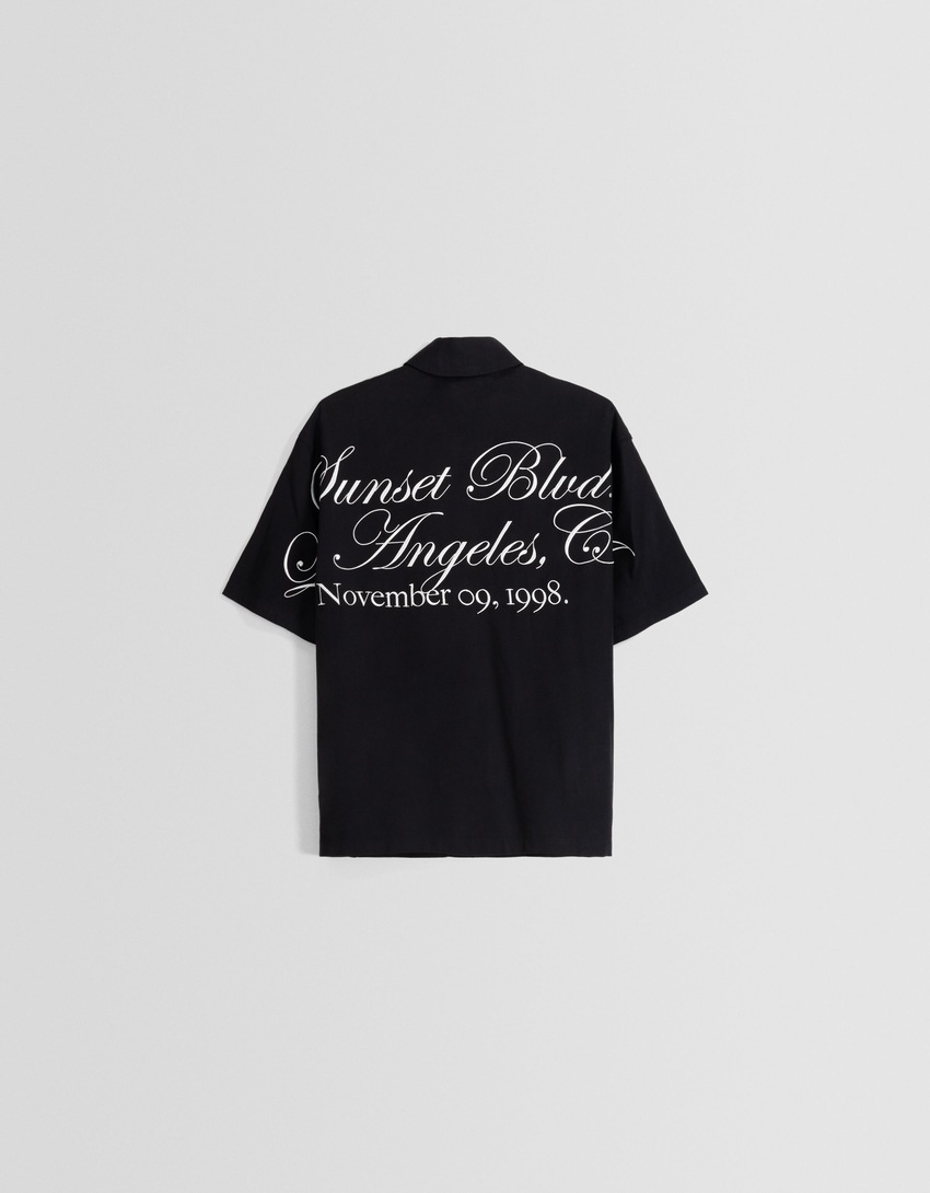 Camiseta bordada de manga curta com modelagem quadrada