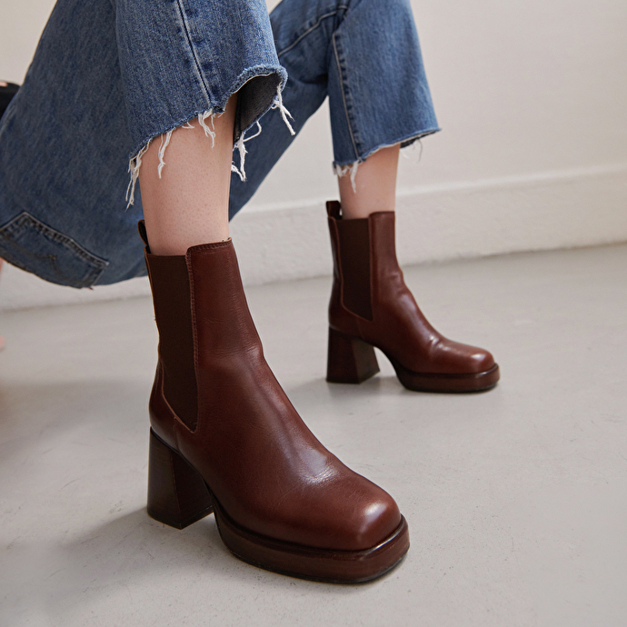 Bottines à bouts carrés et élastiques  en cuir vieilli marron