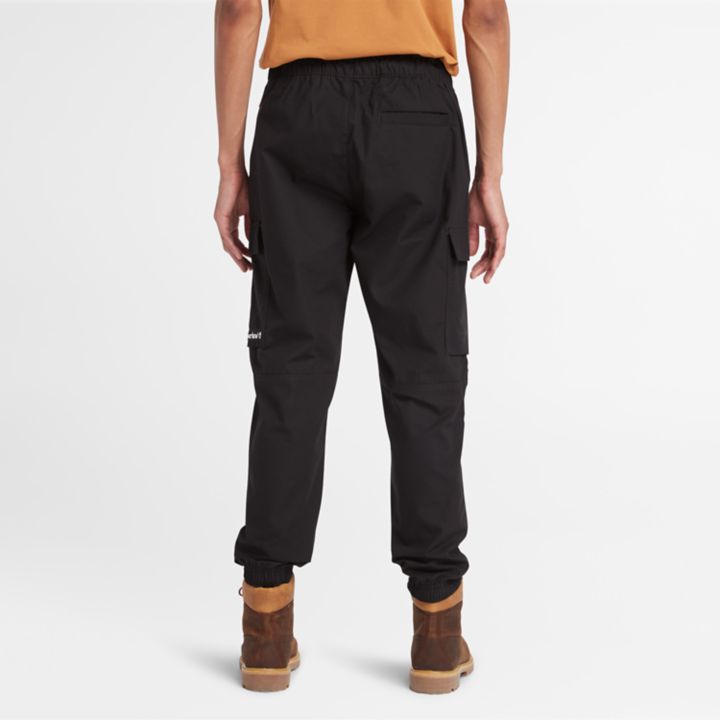 Calça utilitária cargo jogger masculina na cor preta.