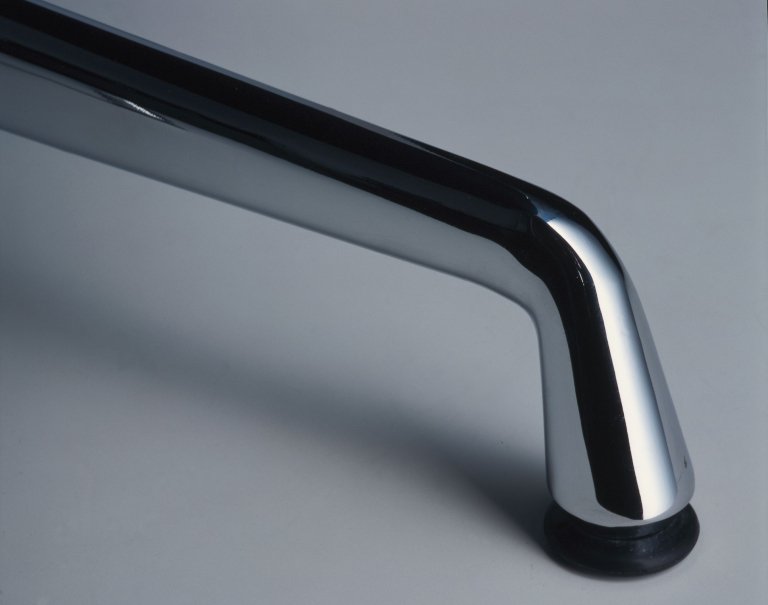 Vitra EA 124 loungestoel Hopsak nero, onderstel verchroomd