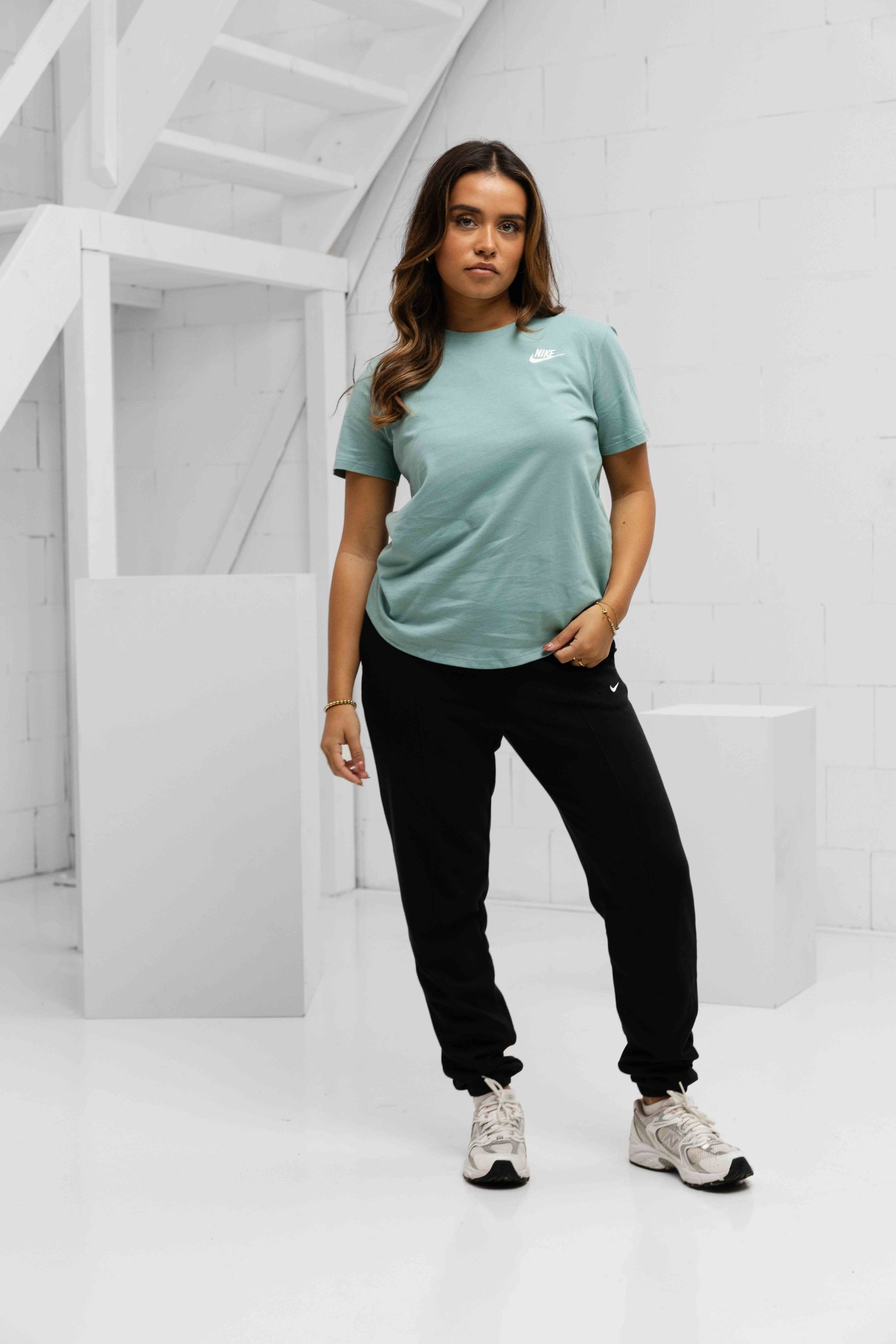 Nike Sportswear Club Essentials T-Shirt Dames Lichtgroen