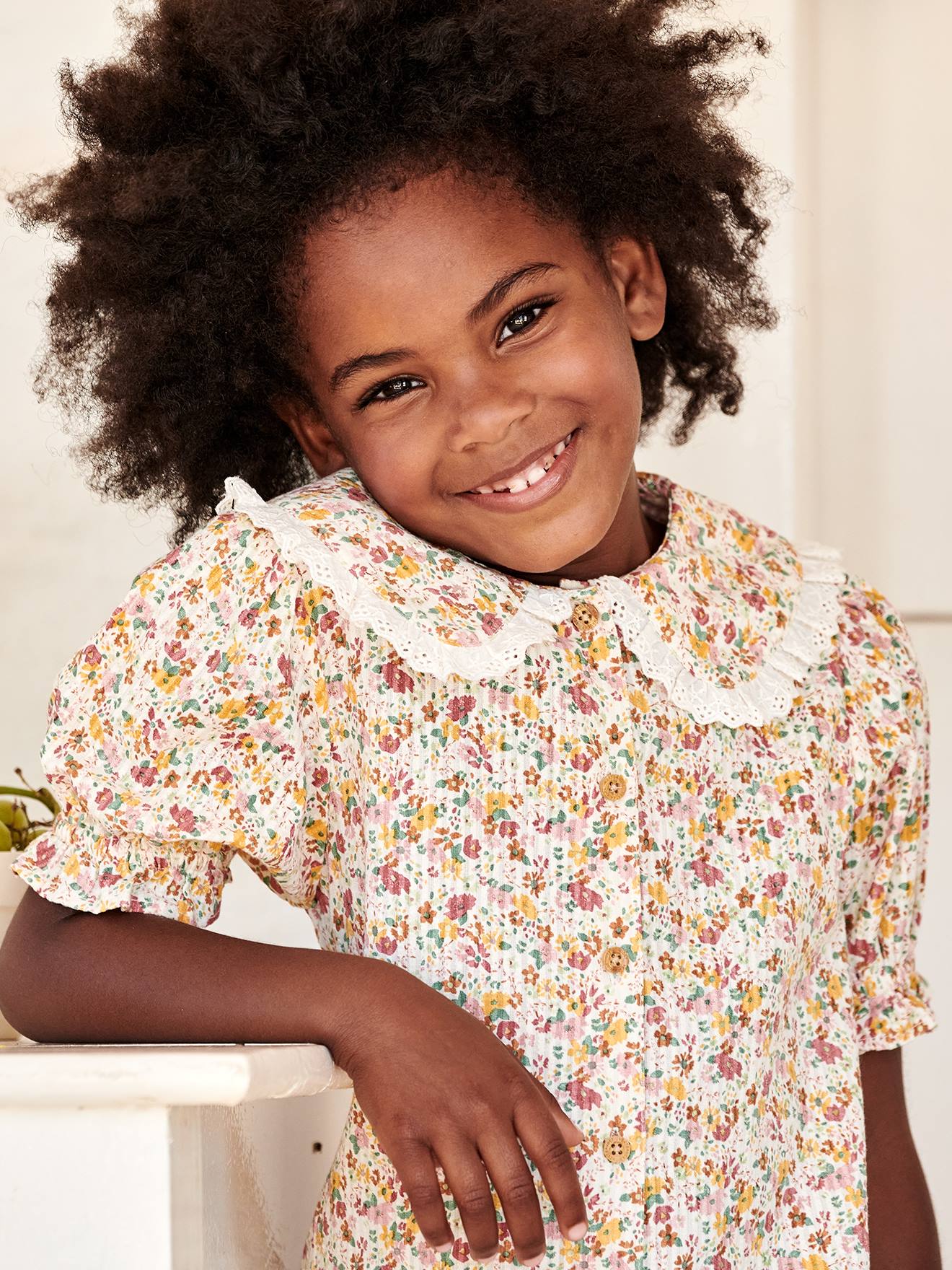 Camisa floral de manga curta com gola Peter Pan para meninas, cor off-white