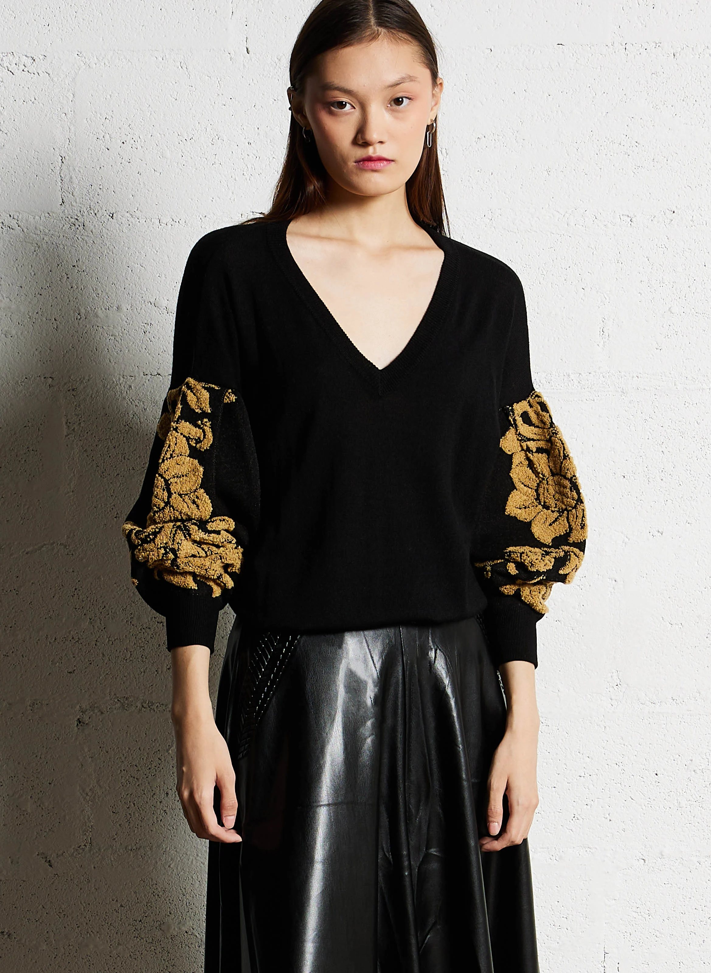 ARWEN - Pull droit col V brodé | Noir