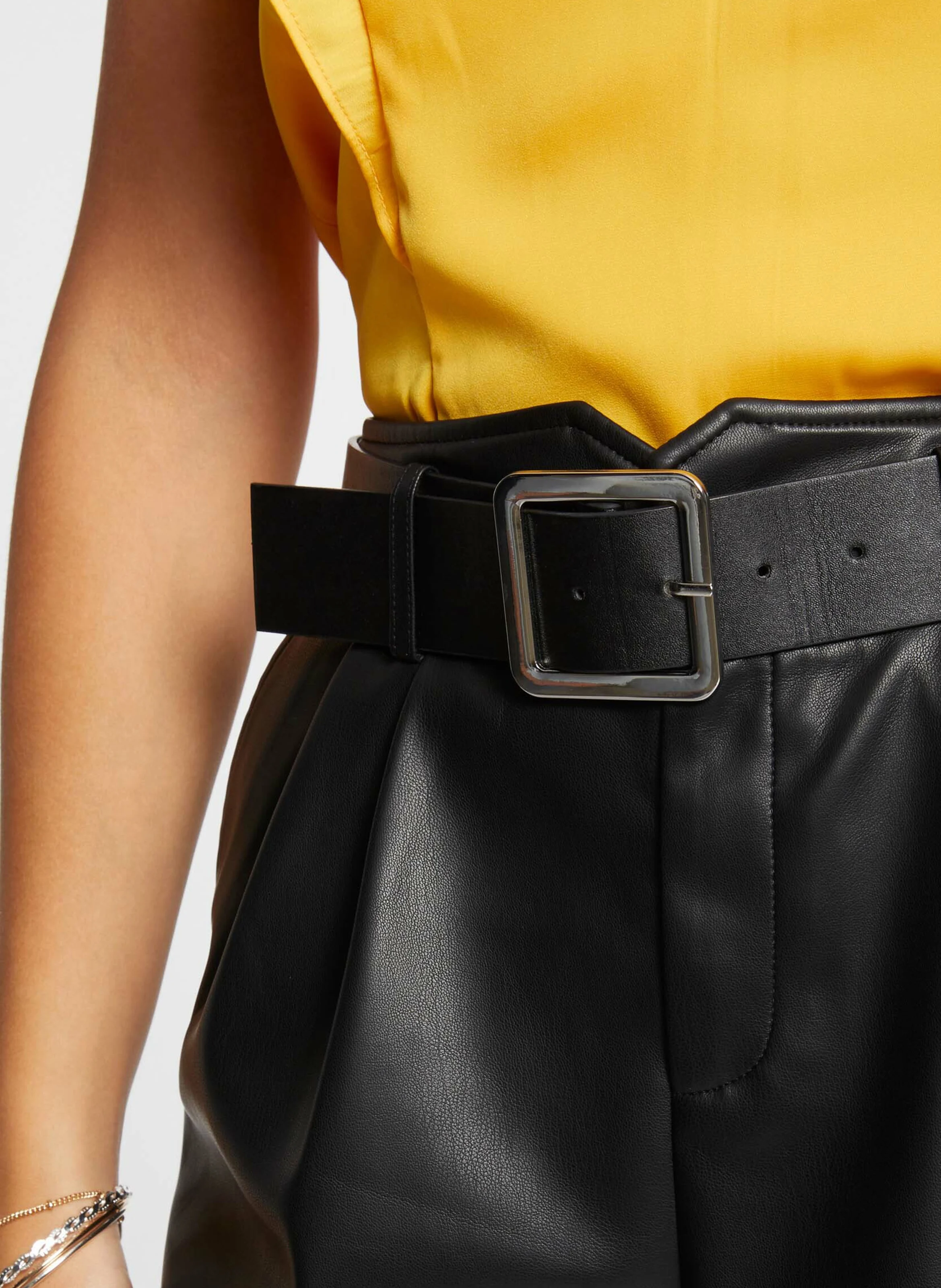 SHINGRA - Short ajustée effet cuir | Noir