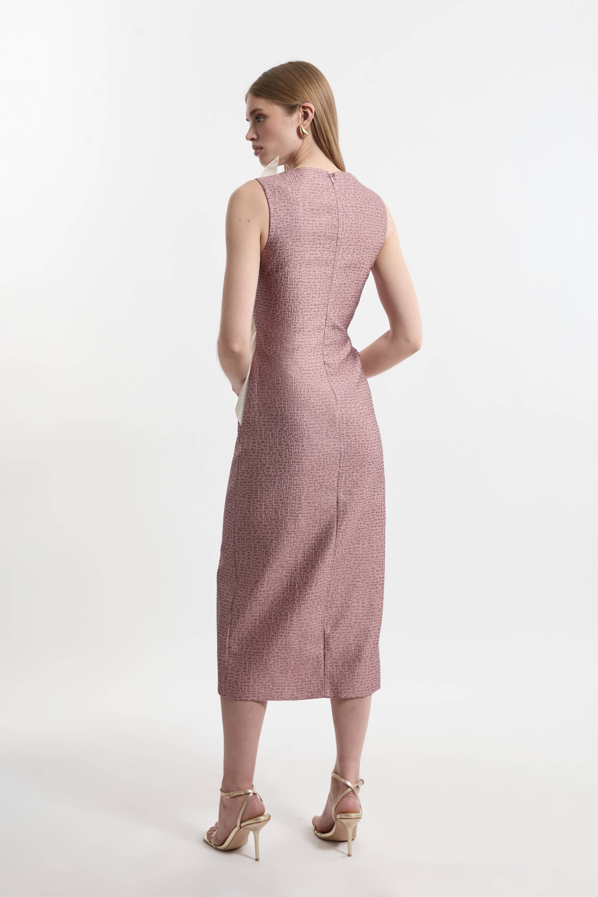 KarenMillen Robe maxi texturée ajustée en taffetas contrasté à volants pour petites tailles.