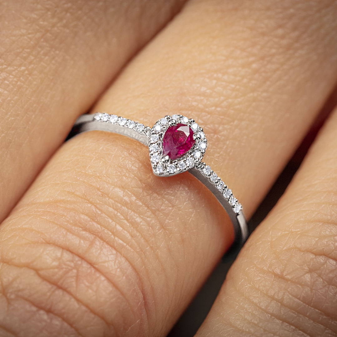 Damenring 750/18 K Weissgold mit Rubin Tropfen und Diamanten 0.08 ct H/si