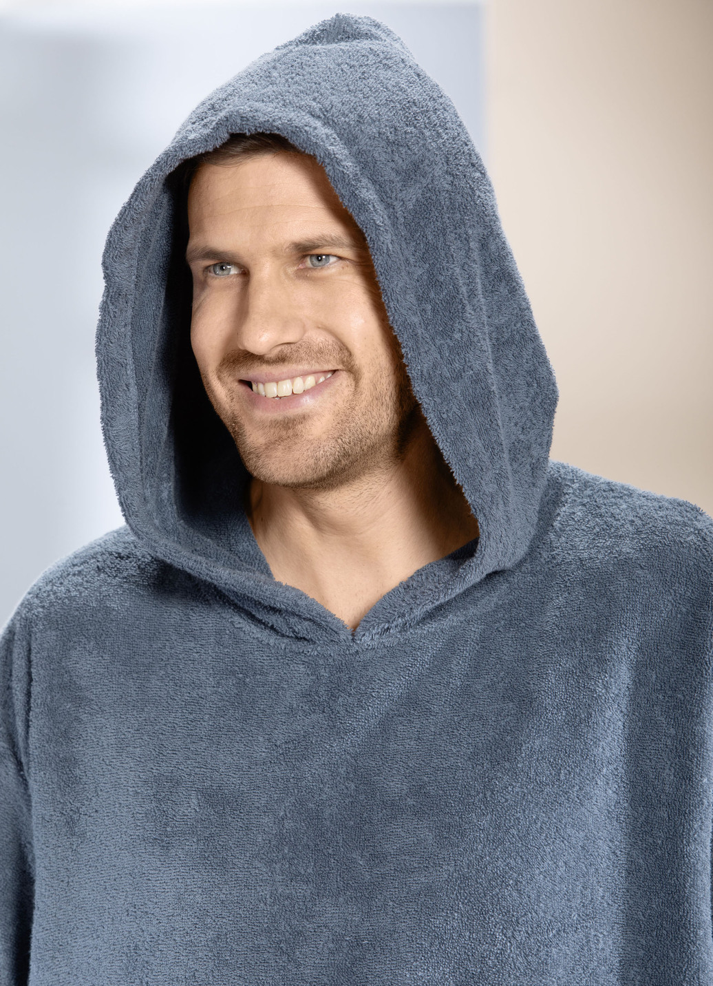 Poncho mit Kängurutasche