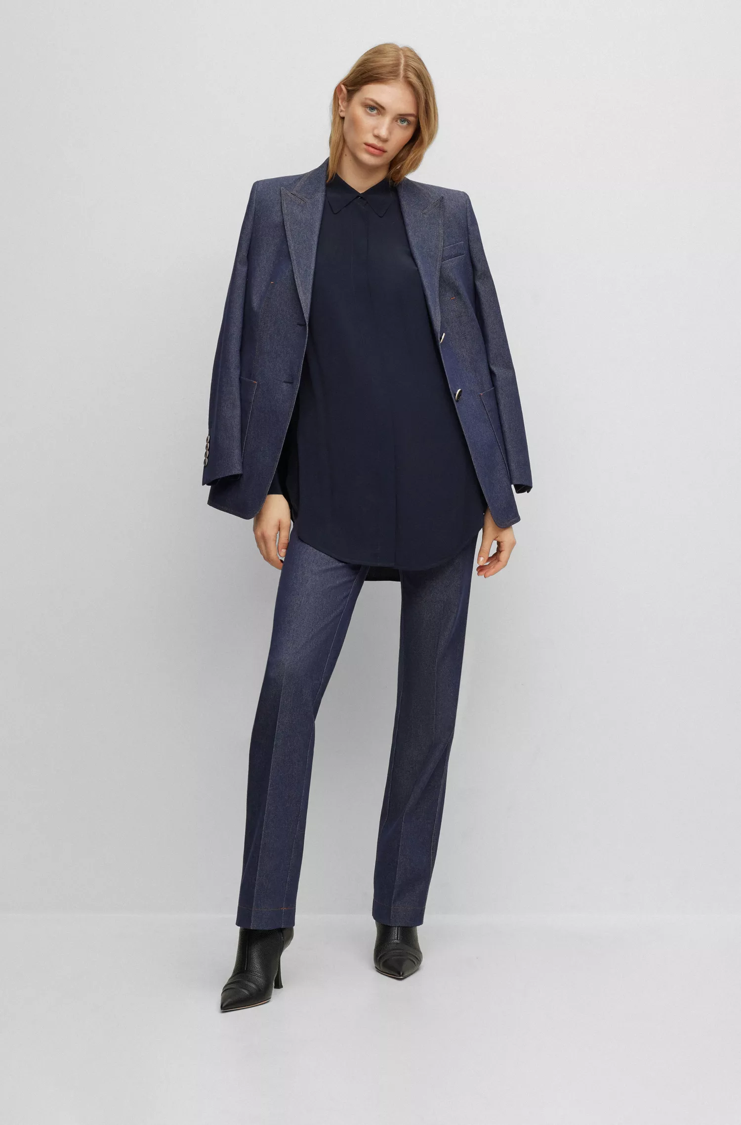 Blusa preta BOSS de comprimento longo e modelagem solta com fechamento oculto.