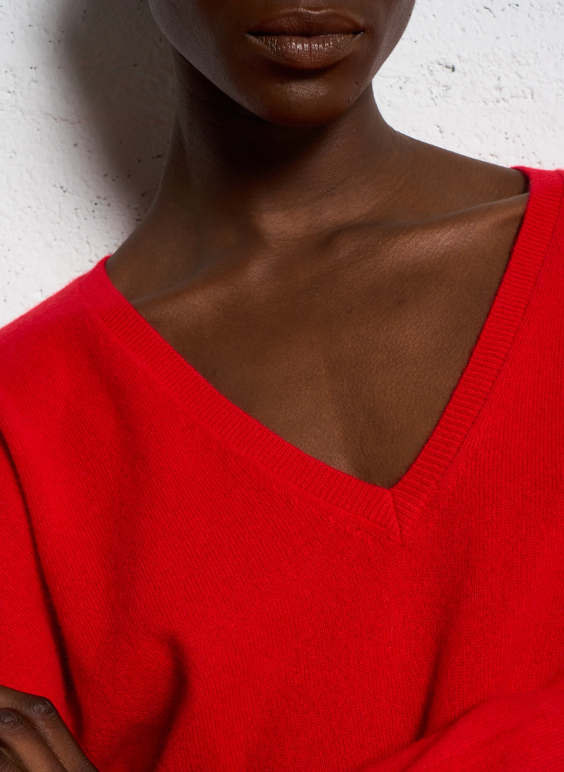 MONJOE - Pull col v en cachemire| Rouge