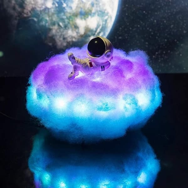 Nattlys - Fluffy sky med astronaut