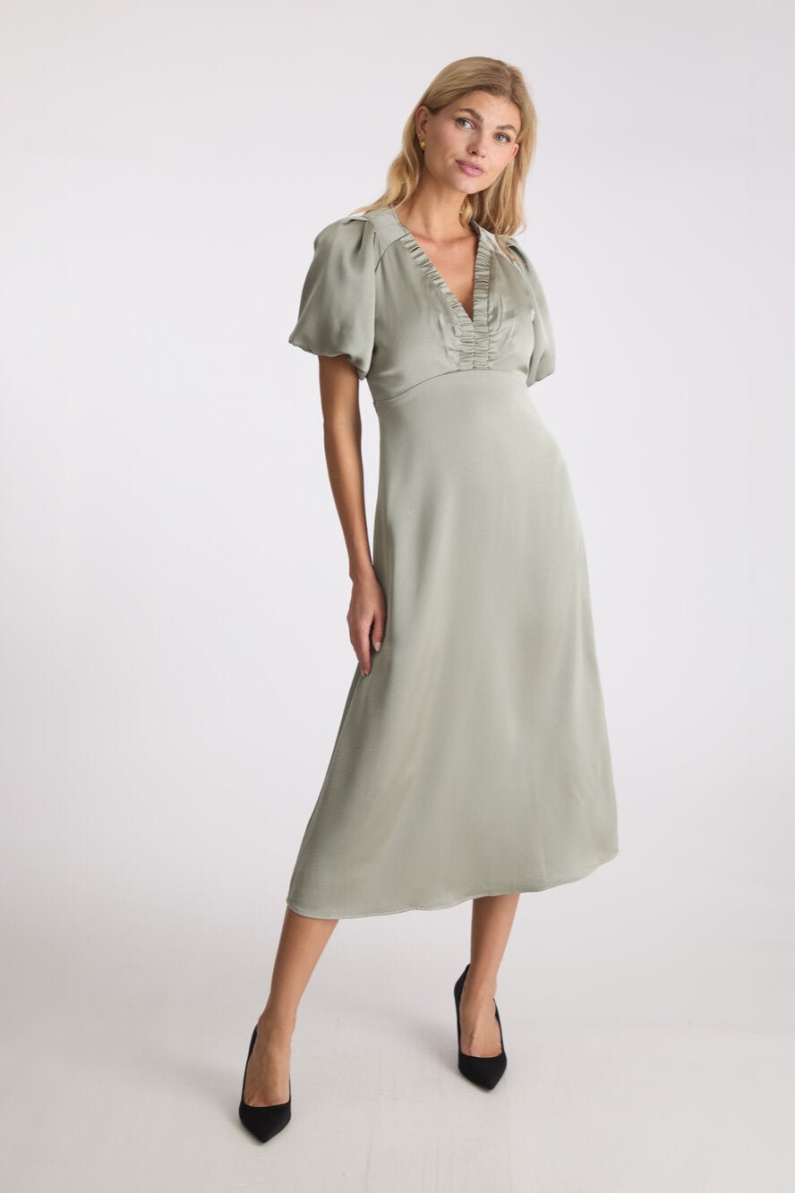 Neo Noir  Illana Heavy lang satinkjole - Smoke Green