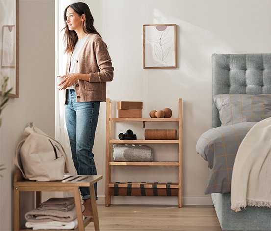 Hocker mit breiten Ablageflächen