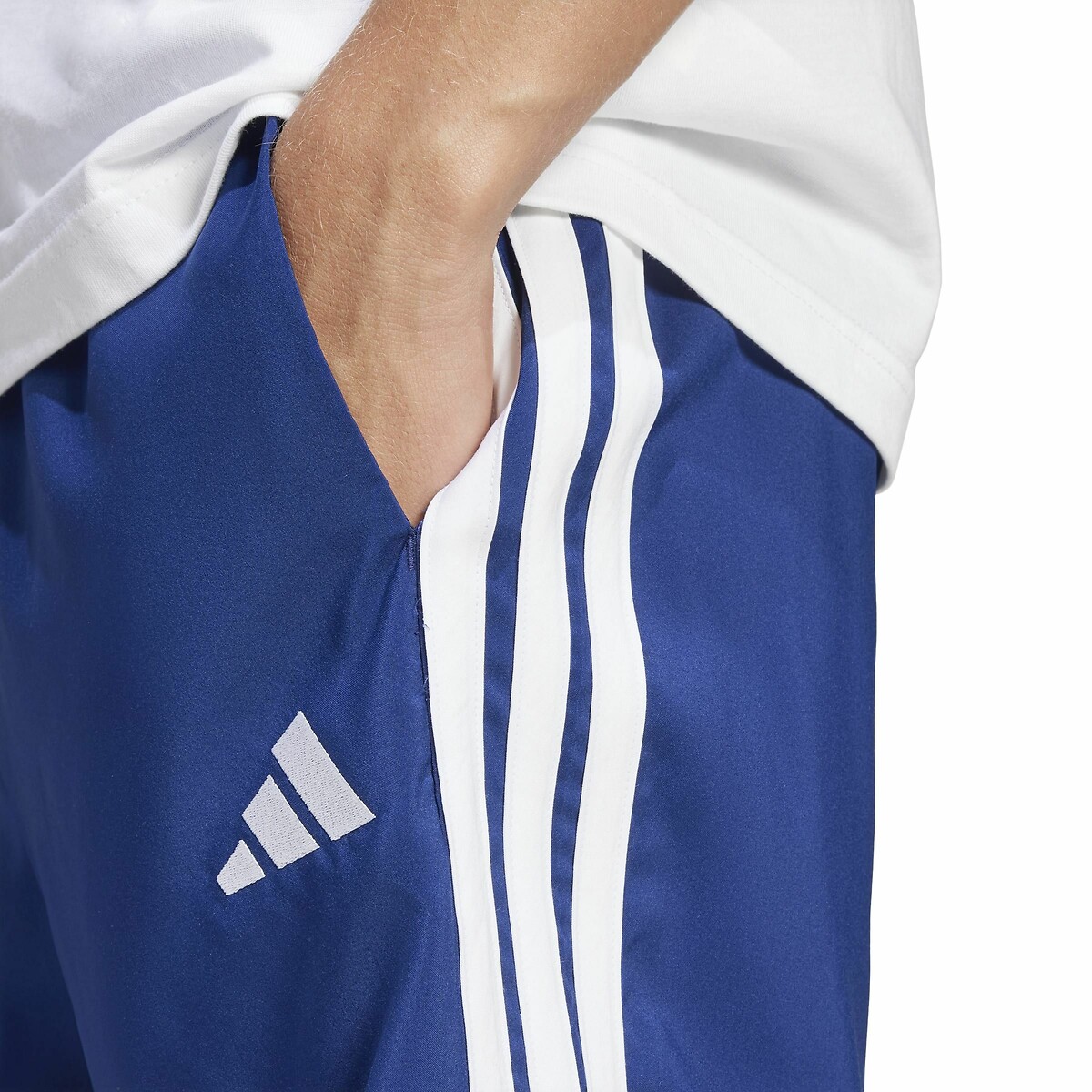 ADIDAS ROUPAS ESPORTIVAS<br>Shorts Chelsea Essenciais com 3 listras