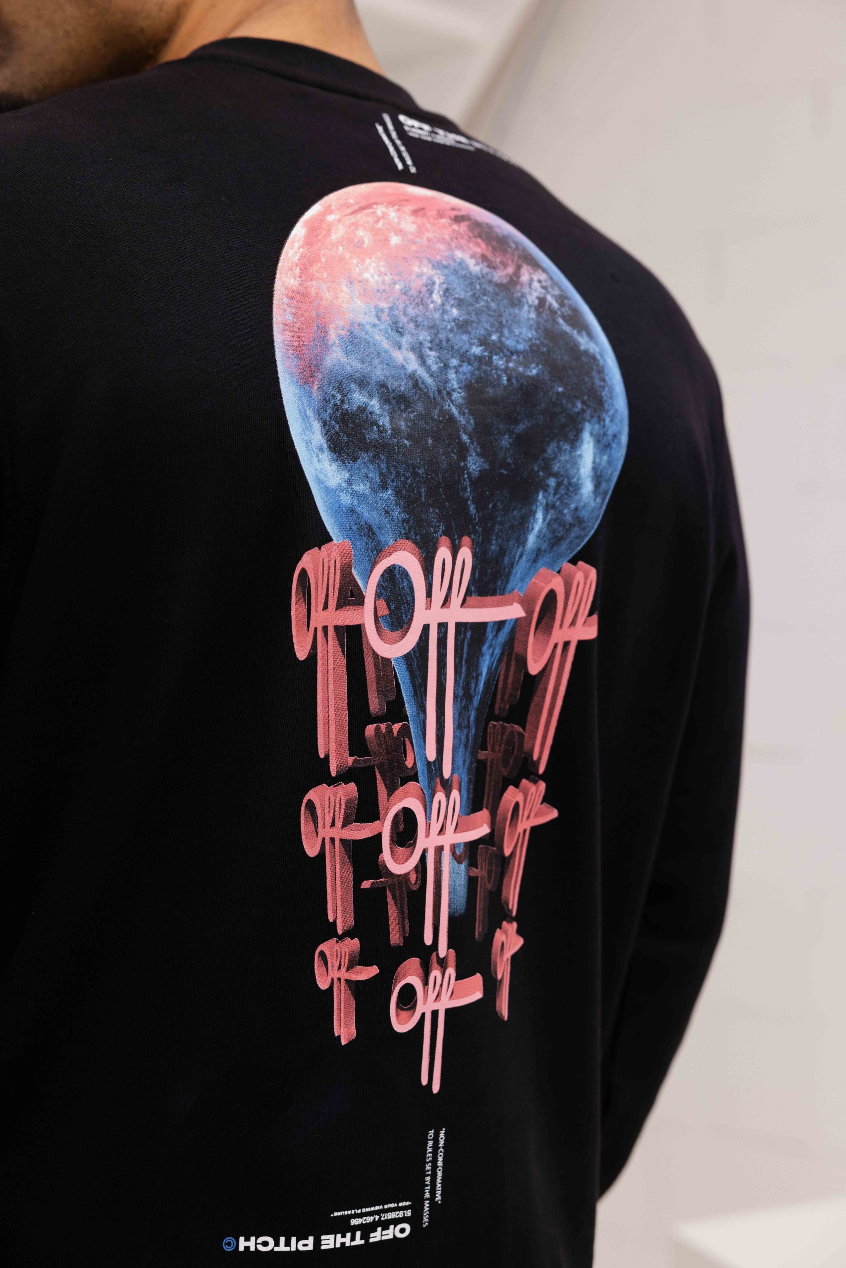 Off The Pitch World Crewneck Heren Zwart