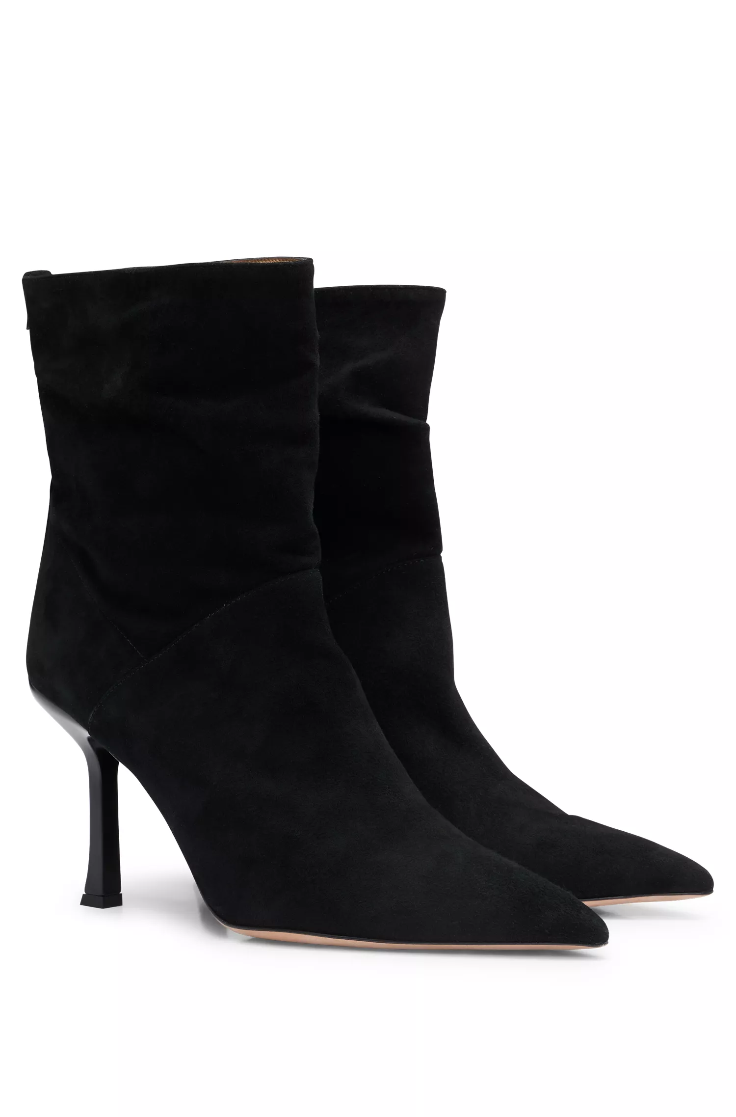 Botas de cano curto BOSS pretas de camurça com salto alto e bico fino.