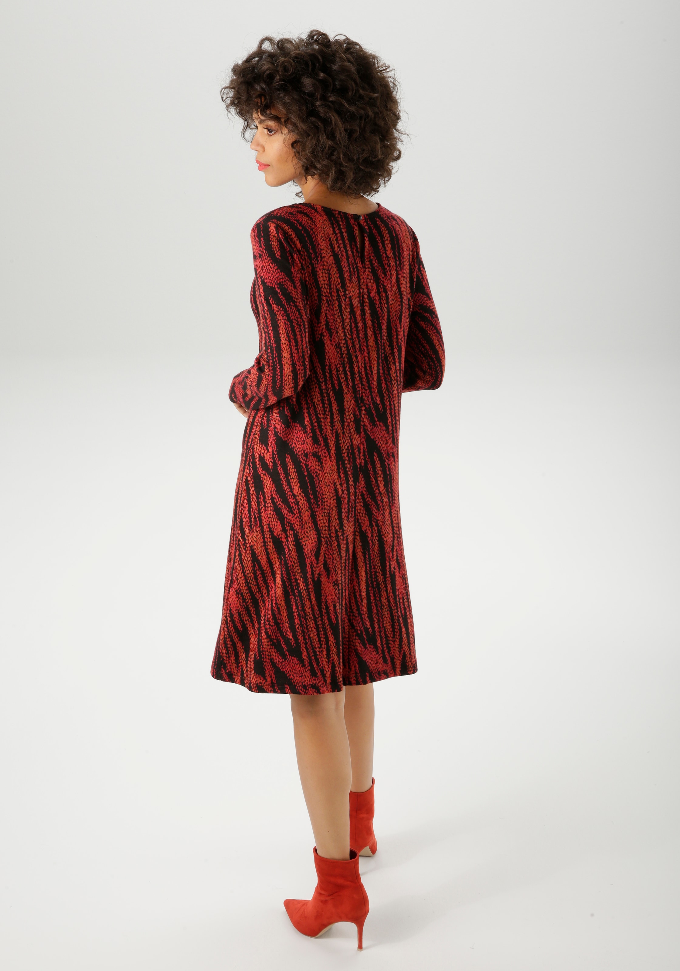Aniston CASUAL Jerseykleid mit dekorativem Schmuckelement am Ausschnitt - NEUE KOLLEKTION