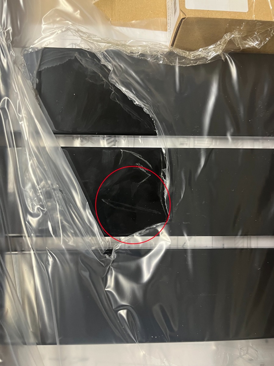 SCHADEMODEL: Plieger Genua designradiator horizontaal 800x550mm 405W zwart