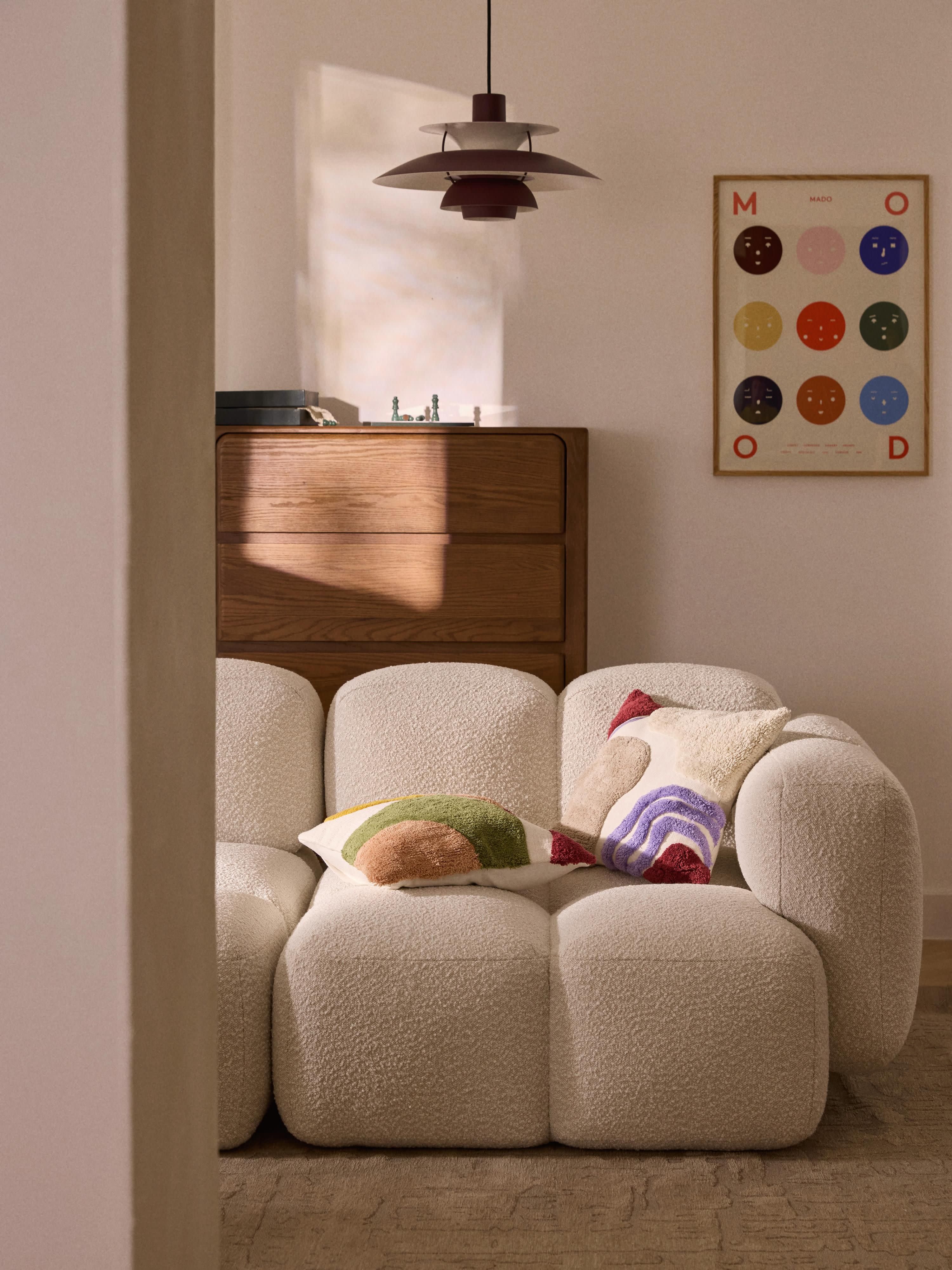 Handgetufte kussenhoes Coraline met decoraties