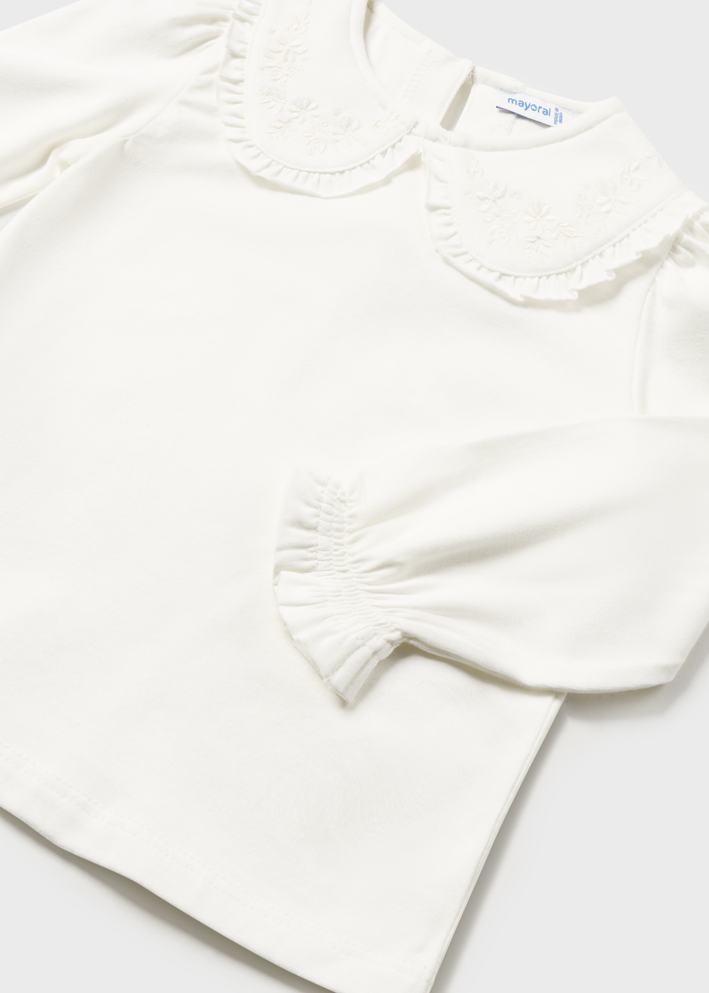 Camiseta infantil Better Cotton com gola bordada