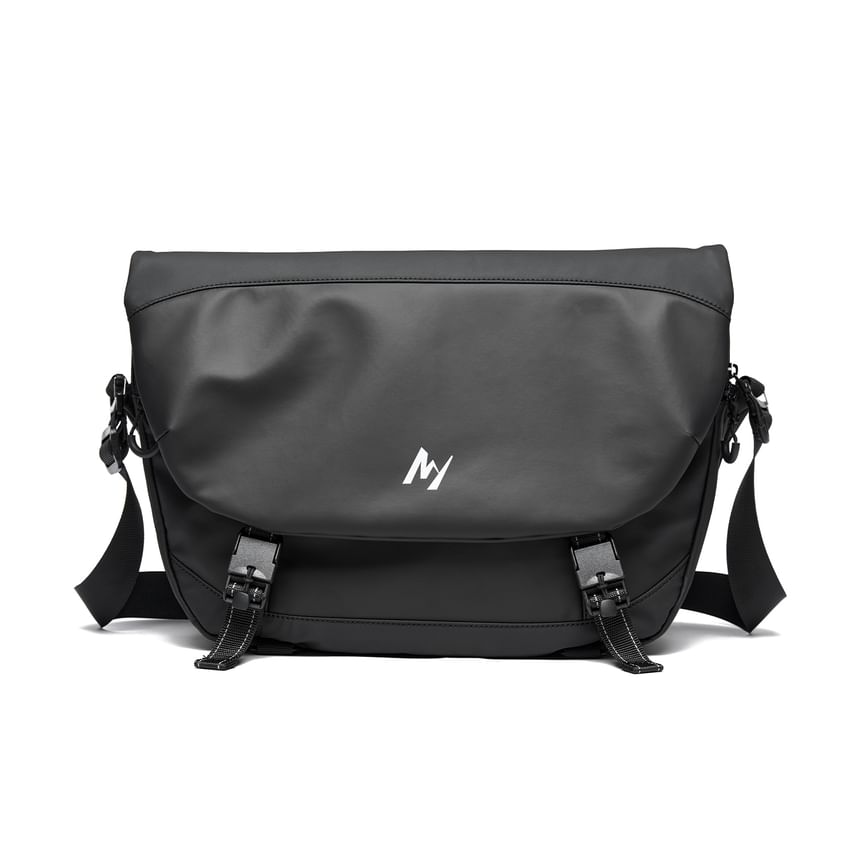 Moyyi - Messengerbag met flap en letterprint